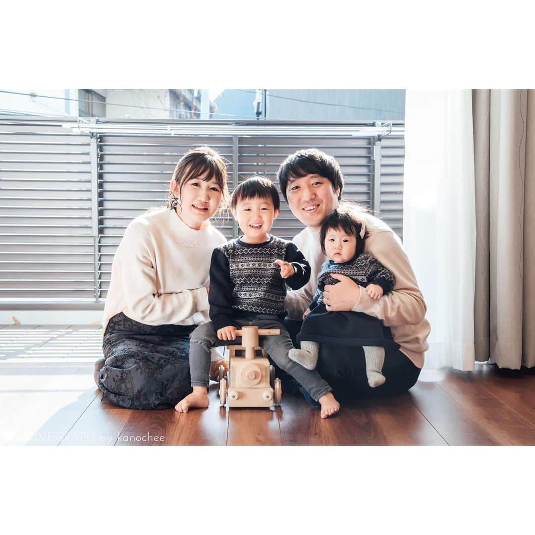 Lovegraph_Kids ラブグラフキッズさんのインスタグラム写真 - (Lovegraph_Kids ラブグラフキッズInstagram)「ハーフバースデーのおうち撮影🏠🎂 お兄ちゃんもとっても楽しそう👶🏻👦🏻❤︎ ㅤㅤㅤ ୨୧┈┈┈┈୨୧ ㅤㅤㅤ 出張撮影Lovegraphで撮影したお子さま・ファミリーの写真を毎晩投稿しています☺️✩︎⡱ ㅤㅤㅤ 載せてほしい写真(例：姉妹写真・おうち写真・3歳の女の子などなど)のリクエストはコメント欄へどうぞ५✍❤︎ ㅤㅤㅤ ୨୧┈┈┈┈୨୧ ㅤㅤㅤ 撮影プラン💁‍♀️🌼 ㅤㅤㅤ ❁︎ライトプラン 9,800円/10枚 ※エリア限定・カメラマンはお任せになります ㅤㅤㅤ ❁︎スタンダードプラン(全国) 23,800円/75枚〜 ※人気のプラン！ ※エリアやによってはご希望日程で対応できない場合もございます ㅤㅤㅤ その他のプランやオプション、撮影お申し込みはプロフィールURLからどうぞ☺️✈︎ ㅤㅤㅤ ୨୧┈┈┈┈୨୧ ㅤㅤㅤ #ラブグラフ #Lovegraph #幸せな瞬間をもっと世界に ㅤㅤㅤ #ママリ #コドモノ #子どもとお出かけ #子どもと暮らす #子どものいる暮らし #ig_kids #ig_kidsphoto #super_japan_channel #おうち時間 #うちで過ごそう #おうちスタジオ #おうち撮影 #ハーフバースデー #ハーフバースデーフォト」1月21日 20時39分 - lovegraph_kids