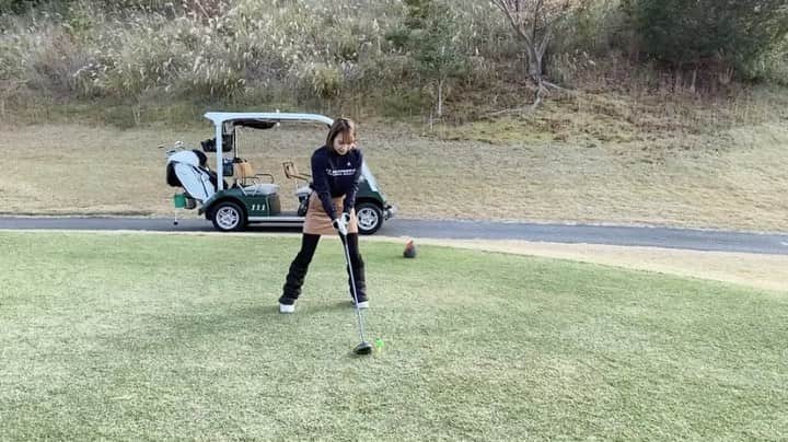 MIYUのインスタグラム：「最後まで見てください☺︎︎﻿ 喜びの舞してます🏌️‍♂️🕺🏼(笑)﻿ ﻿ ﻿ ﻿ ﻿ この日のラストのティーショット⛳️﻿ ﻿ ﻿ ﻿ ﻿ 夕日がすごく眩しくて、﻿ 打った後に見ているのですが…﻿ めっちゃ飛んでるみたいな雰囲気がでていて﻿ 恥ずかしいです。(笑)﻿ ﻿ ﻿ ﻿ ﻿ ﻿ ﻿ CHALの声が入ってます💜﻿ ﻿ ﻿ ﻿ ﻿ ﻿ #オリックス #Bs2020 #BsGirls #オリ姫﻿ #野球 #プロ野球 #オリックスバファローズ #超革新系﻿ #野球女子　#野球好き　#京セラドーム大阪﻿ #オリックス女子 #インスタ野球女子 ﻿ #ゴルフ #ゴルフ女子 #ゴルフコーデ #golf #golfgirl﻿ #baseball #ORIX #Buffaloes #BINNOVATION﻿ #MIYU #miyu_337  #🐼」