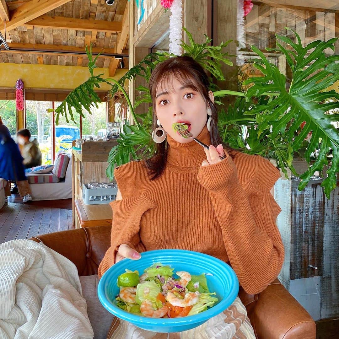 のインスタグラム：「取り分けないでそのままいっちゃう🍴 野菜もたっぷり食べようねっ🥬🥦🍅 ・ ・ ・ ・ ・ ・ ・ ・ #去年#ニット#冬服#スカート#冬コーデ#カフェ#カフェ巡り#モーニング#朝ごはん#ランチ#お昼ごはん#ドライブ#ヘアアレンジ#イヤリング#ナチュラルメイク#お洒落カフェ#癒し空間#食べるの大好き#インスタ映え#カメラ女子#ブランチ#ハワイアンカフェ#breakfast#brunch#knit#skirt#japanesegirl#cafe#winterfashion#drive」