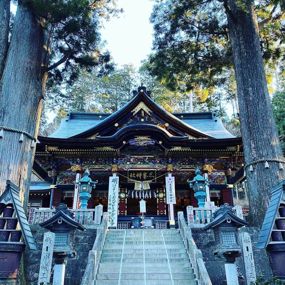 のインスタグラム：「三峯神社です。運気アップに #待ち受けにどうぞ #開運にどうぞ #お好きなのをどうぞ  金運大全  仕事運、財運、勝負運が上がり、 たちまちお金がやってくる160の方法 2021年1月13日発売！ Amazonや書店で発売中です！  Love Me Doの大予言 〜2021年から輝く未来を築くために〜 発売中です！  #三峯神社  #三峯神社パワースポット  #金運大全 #LoveMeDoの大予言」