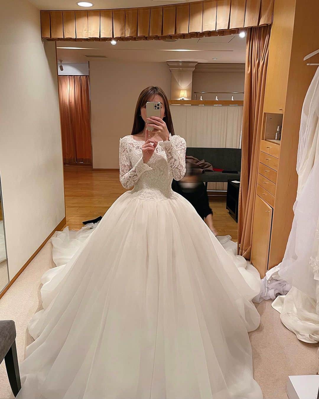 のインスタグラム：「. . 一体何回ドレス選びに行っているのでしょうか🥲 昨年4月の予定だった結婚式ですがコロナで1年以上先に延期になり、もはや結婚式をやるという感覚がなくなってしまったほどですが… 新しいドレスも入ったということで、改めて試着しに行ってきました。 . これは最後まで迷ったwedding dress🕊 写真より実物の方が全然素敵！ レースにビジュがついていて華やかで、ウエストからのボリュームがすごく綺麗でした✨ @hatsuko_endo の新作です。 . またしても一番着たかったものは予約が入ってしまっていたけれど😞とりあえず決まりそうです！ . 結婚式どうなるんだろうなぁ。 私の隣の方もコロナで延期されたようで、聞こえてくる会話に共感しかなかったです🥲 . #weddingdress #hatsukoendo #ドレスレポ #ドレス試着 #ドレス迷子 #ウェディングドレス #プレ花嫁 #パレス花嫁 #コロナ延期花嫁 #chii_wedding」