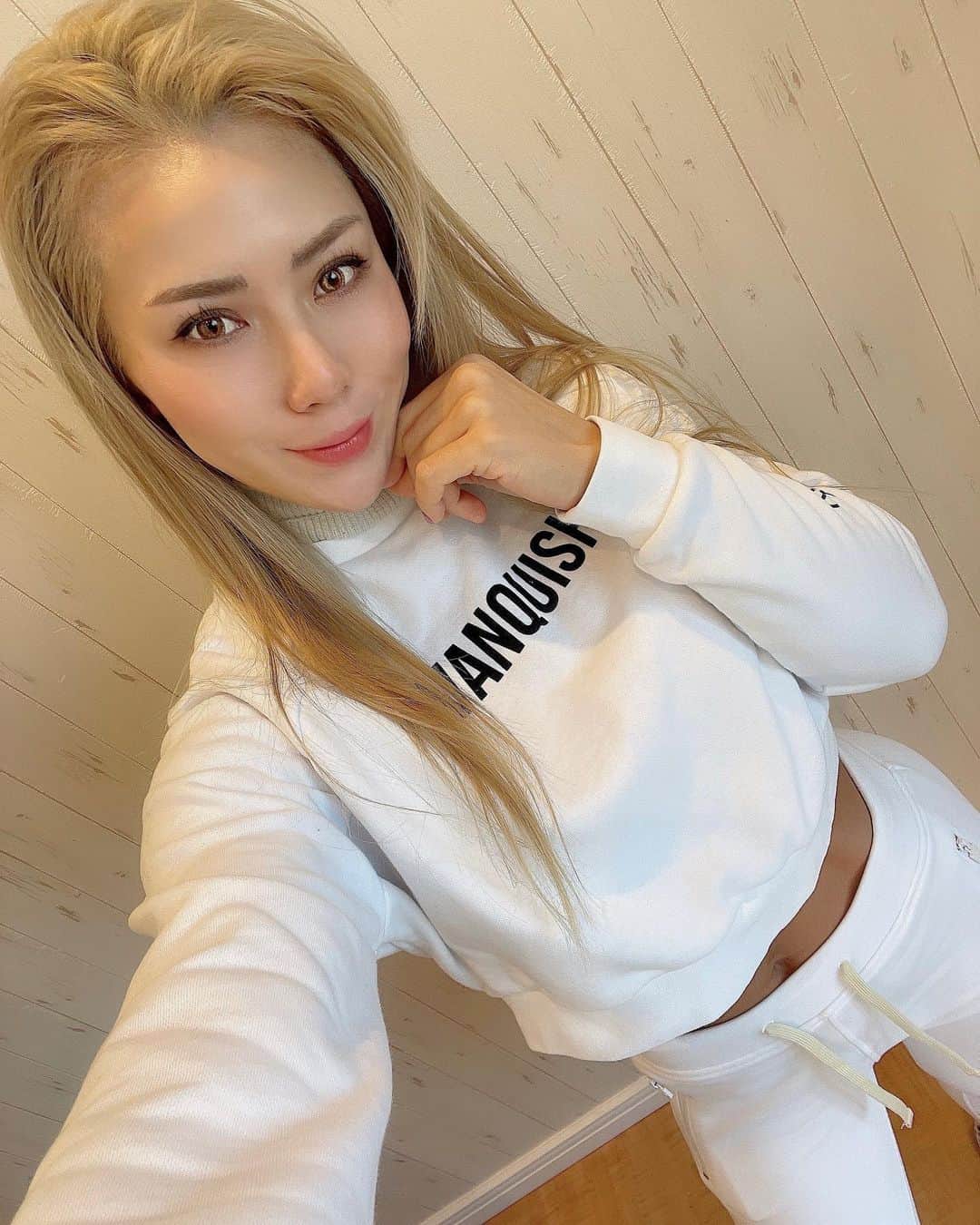 のインスタグラム：「・ 自分で自分の機嫌はとるし、 自分の幸せは自分で築くよ。  それが大前提で、 信頼できる人と“持ちつ持たれつ”の関係が作れたら最高だよね。  🤍  Tops S Bottom XS @vqfit @vqfitwomen  #vanquishfitness #ifbb #fitness #健身 #健身女孩 #健美 #蜜桃臀 #健身女子  #筋トレ #筋トレ女子 #lifestyle #motivation #sea #beach #bikini #gym #workout #sun #suntan #beachgirl #asiangirls #travelgirls」