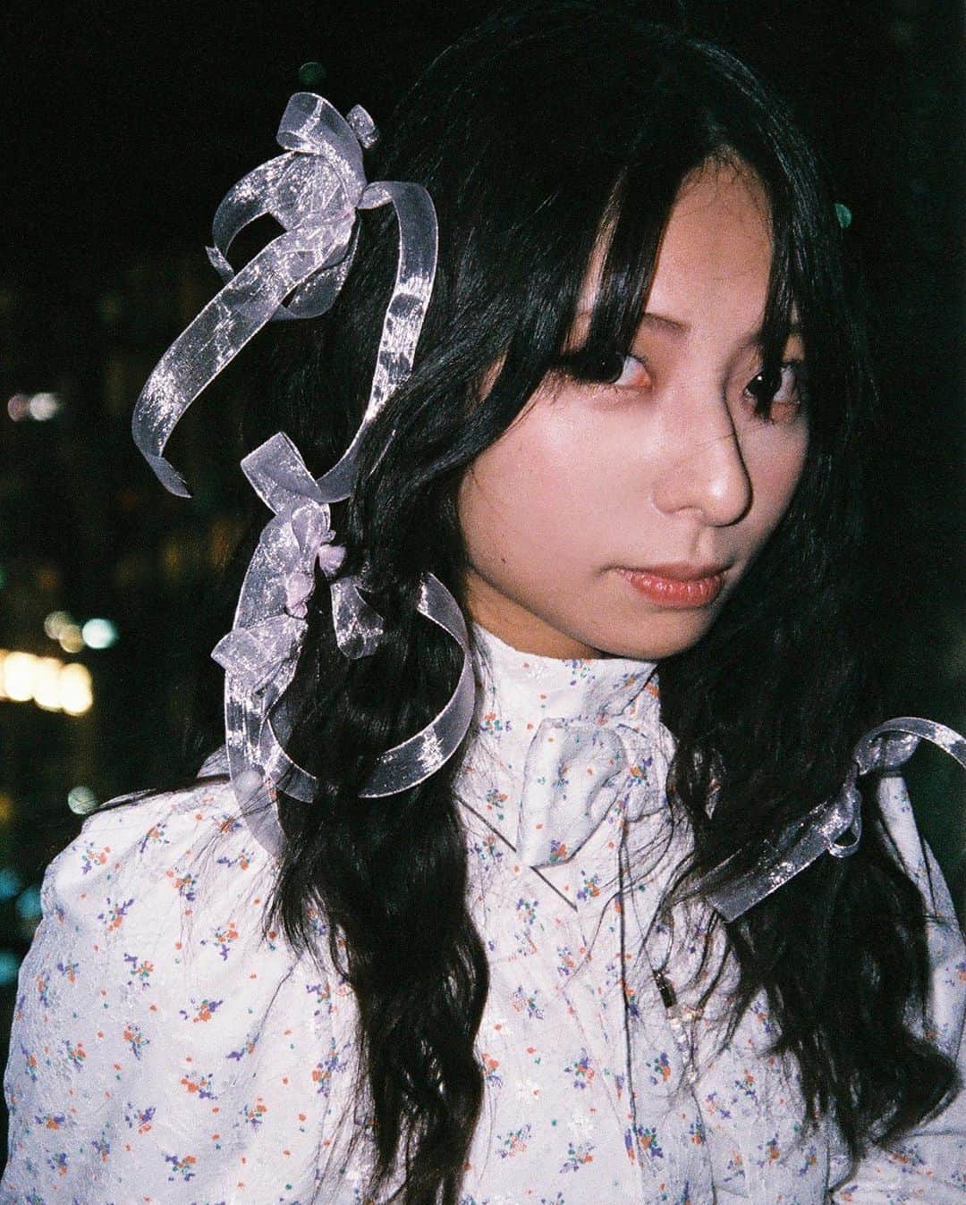 si ouxのインスタグラム：「なんとなく黒のイメージのあるレイナに真逆のスタイリングをしてみたら美少女すぎた。﻿ ﻿ model: @reina_nagata ﻿ photo,styling,hm,prop: @si_oux ﻿ special thanks @muze_gallery」