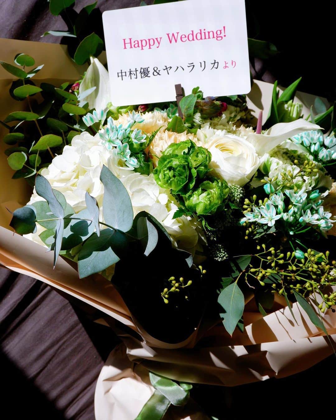 依吹怜のインスタグラム：「はああああ。 大好きな二人から頂いたうっとりするほど素敵な花束💐 幸せな気持ち充満中〜 ランを通して出会えたことに感謝だ〜 ありがとう〜〜😌💖」