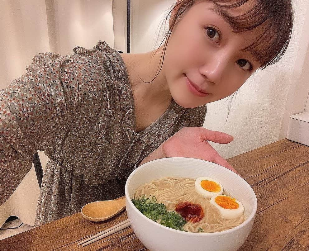 黒田りささんのインスタグラム写真 - (黒田りさInstagram)「🍜  博多名物とんこつラーメンが お家で楽しめます♡♡ . 一蘭(@ichiran_jp)さんのおみやげラーメンをご紹介！  【一蘭ラーメン 半生麺 職人仕込み】 . 半生麺と、スープ、秘伝のたれに 替玉までついてパックになっています！ 替玉がついてるのって嬉しい🥺  作り方はとっても簡単！  お鍋に400mlのお水を沸騰させて麺を茹で そのままスープを入れて、器に盛り付け！ 秘伝のたれをかけたら完成～👏✨  茹で加減も、秘伝のたれもお好みで👌 自分の好きな麺の硬さをお試しできるから いつもは硬めだけど、やわめも美味しい！とか 新しい発見もあって楽しい✨  ぜひ、お家で一蘭楽しんでみて下さいっ🍜♡ . #一蘭#半生麺#お持ち帰りラーメン#おみやげ一蘭#一蘭ラーメン半生麺#とんこつラーメン#ラーメン#福岡グルメ#福岡ラーメン」1月21日 20時51分 - kurorisa_14