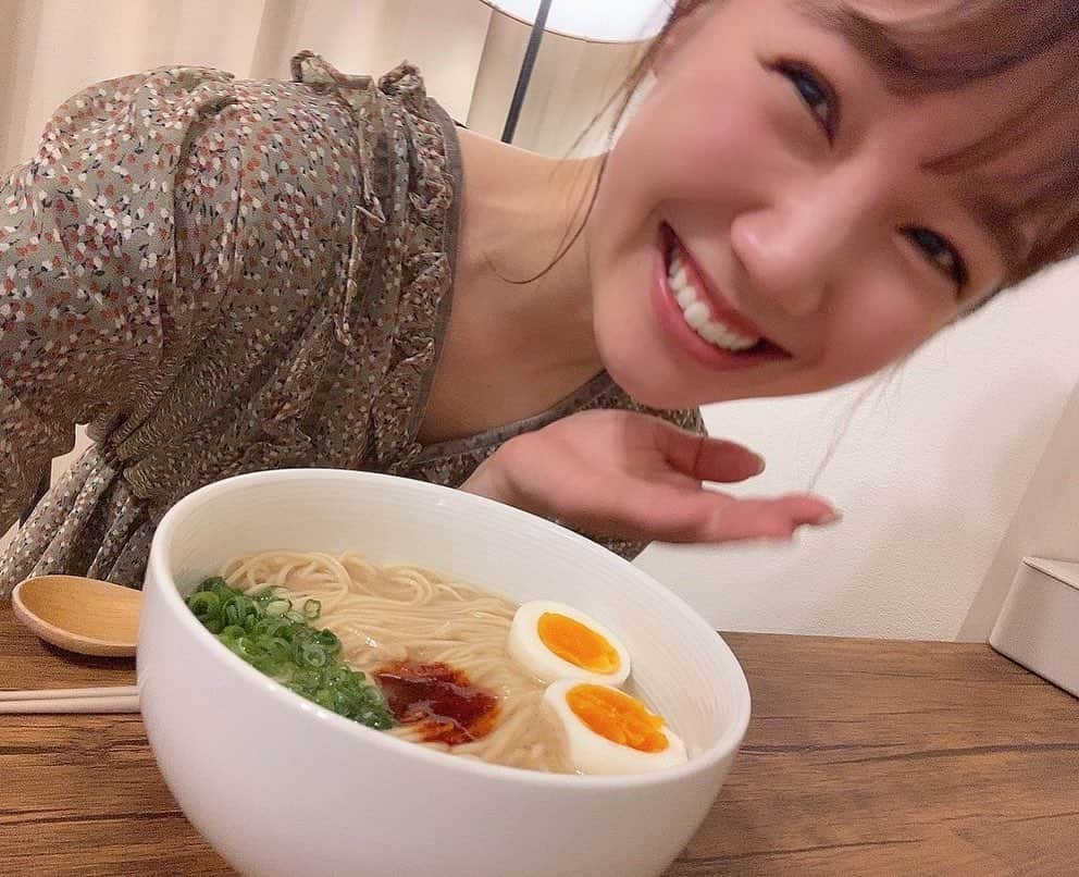 黒田りささんのインスタグラム写真 - (黒田りさInstagram)「🍜  博多名物とんこつラーメンが お家で楽しめます♡♡ . 一蘭(@ichiran_jp)さんのおみやげラーメンをご紹介！  【一蘭ラーメン 半生麺 職人仕込み】 . 半生麺と、スープ、秘伝のたれに 替玉までついてパックになっています！ 替玉がついてるのって嬉しい🥺  作り方はとっても簡単！  お鍋に400mlのお水を沸騰させて麺を茹で そのままスープを入れて、器に盛り付け！ 秘伝のたれをかけたら完成～👏✨  茹で加減も、秘伝のたれもお好みで👌 自分の好きな麺の硬さをお試しできるから いつもは硬めだけど、やわめも美味しい！とか 新しい発見もあって楽しい✨  ぜひ、お家で一蘭楽しんでみて下さいっ🍜♡ . #一蘭#半生麺#お持ち帰りラーメン#おみやげ一蘭#一蘭ラーメン半生麺#とんこつラーメン#ラーメン#福岡グルメ#福岡ラーメン」1月21日 20時51分 - kurorisa_14