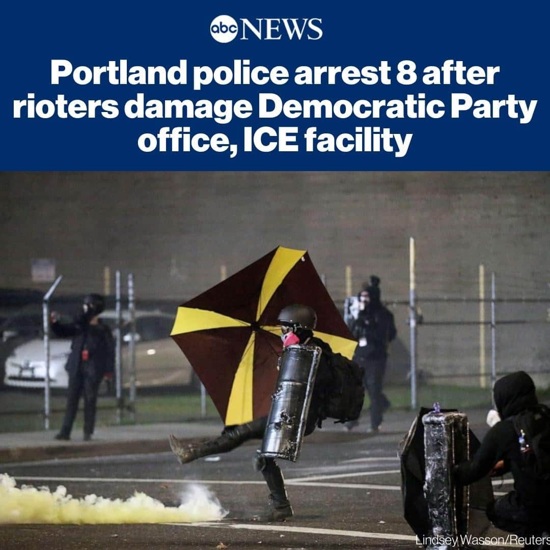 ABC Newsさんのインスタグラム写真 - (ABC NewsInstagram)「At least eight people arrested in Portland after rioters damaged both federal and private property, police say. MORE AT LINK IN BIO. #portland」1月21日 20時53分 - abcnews