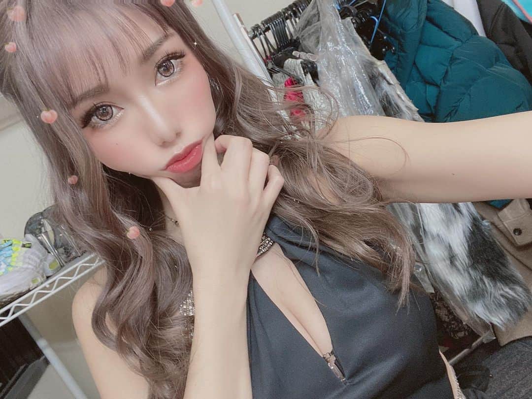 あゆかのインスタグラム：「髪明るいのと暗いのって 印象まったく違うよね😎 個人的には明るいのがすき なんだけど、みんなはどっちがすき？  .  #千葉キャバクラ#千葉富士見キャバ嬢#千葉富士見町キャバ嬢#千葉富士見キャバクラ#arドレス#ジュエルズドレス#オンラインキャバクラ#ファッション好きな人と繋がりたい#ヘアメイク#お家スタイル#息してる？#followｍe4 #follow4like#followtrain」