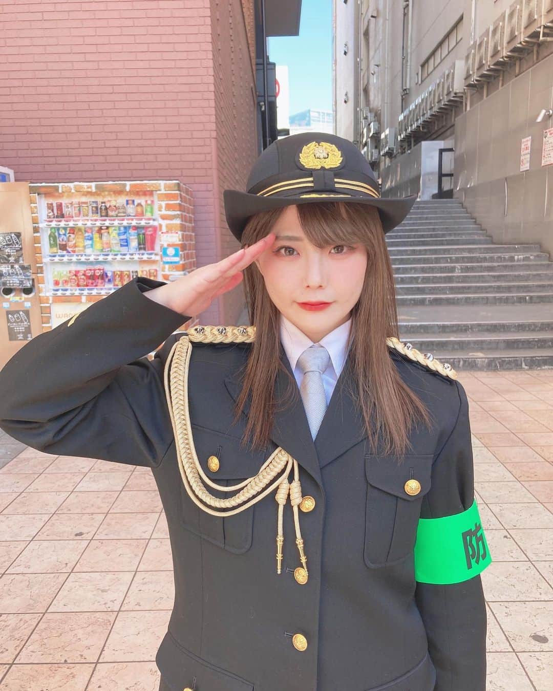 川村虹花のインスタグラム：「今日は神奈川県警さんの防犯パトロールに参加させて頂きました！ 昔から何度も行っている、VIVRE横浜店さんをパトロールしました！ 自分が警察官の制服をきて、VIVREを歩くのはとても不思議な気持ちでした。☺️ 午前中には、とある撮影もしたので解禁をお楽しみにしててください🤫 約4年間神奈川県警さんにお世話になりました。 私の地元でもある横浜で沢山活動させて頂き、 ほんとにほんとに幸せな時間でした。 神奈川県警さんに感謝でいっぱいです。 神奈川が大好きです。 制服を着れるのが最後なのかぁ😭 寂しいです😭 #神奈川県警 #痴漢 #盗撮 #防犯パトロール #仮面女子 #川村虹花」
