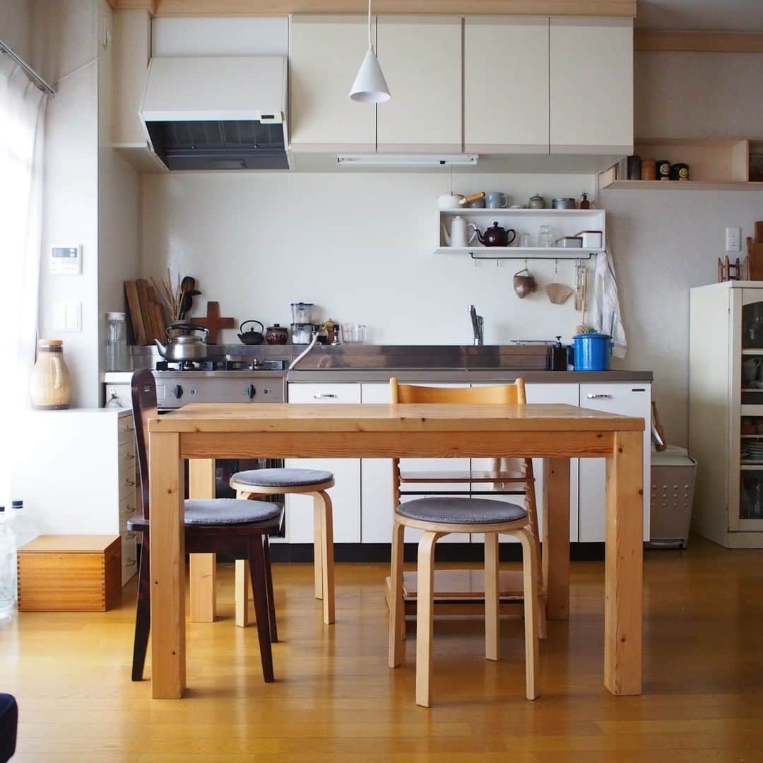 ムクリ［mukuri］さんのインスタグラム写真 - (ムクリ［mukuri］Instagram)「雰囲気も使い勝手も！小さな棚ひとつでキッチンをもっと好きになる～工夫して楽しむ団地暮らし〜  キッチンに取り付けた小さな手作り棚には サイズ以上の効果がありました。  それは団地の懐かしい雰囲気を生かし シンプルに仕上げたい、 そんな思いからお部屋づくりをされているkotomagoさんの気持ちがあらわれた場所でもあります。  小さな棚にコーヒーグッズや 古くからの愛用品を並べて、 居心地が良くなったという空間をぜひご覧ください。  ▶︎ご紹介した読み物 https://mukuri.themedia.jp/posts/6288995 「団地」カテゴリーよりご覧いただけます＾＾  #団地 #団地暮らし #台所 #キッチン #kitchen #DIY #賃貸 #賃貸インテリア #賃貸暮らし #リビング #ダイニング #アパート #マンション #シンプルインテリア #マイホーム #おうち #収納 #整理収納 #シンプルライフ #シンプルな暮らし #日々 #日々の暮らし #暮らし #暮らしを楽しむ #くらしの編集 #丁寧な暮らし #暮らしを整える #こどものいる暮らし #ムクリ」1月21日 21時05分 - mukuri_official