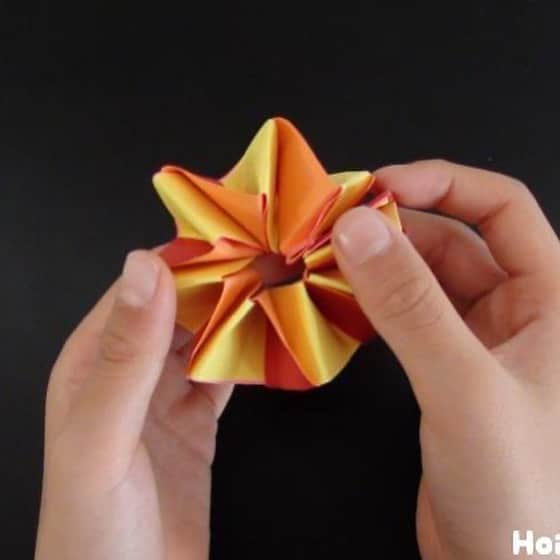 HoiClue♪ [ほいくる]さんのインスタグラム写真 - (HoiClue♪ [ほいくる]Instagram)「＼パッ！カラーチェンジ花／  真ん中に指を入れて開くと…お花の色がパッと変わる！？😲  折り紙を交互にどんどん折っていくと、まあるいお花のできあがり！  入園式や卒園式のコサージュとしても楽しめる、不思議なおもしろ製作遊び✨  . . . . . . . . . . . . . . . . . .  ■ ポイント！  ・長くすればするほど大きなお花ができあがる！いろんなサイズのお花を作ってみよう。  ・たくさん作って繋げれば、ガーランドやモビールに。壁面のアクセントにもなりそう！  ・この折り方でこんな楽しみ方も♪  ■ 材料 ・折り紙  ■ 使うもの ・ホッチキス ・のり  ■ 作り方  1、折り紙を縦2cm×横40cmに切ったものを4色用意する。  2、2色ずつのりで貼り合わせ、2本の帯を作る。 帯の端同士をのりで貼り合わせたら、交代に折り曲げていく。  3、最後まで折り曲げていくと…  4、こんな仕上がりに♪  5、くるんっと丸めて端と端を合わせて、ホッチキスで留めたらできあがり！  両手で持って… 親指を真ん中に入れて、中から外に開く。 あれ！？不思議！色が変わったよ♪  他にも好きな色で作って、色の変化を楽しんじゃおう！  . . . . . . . . . . . . . . . . . .  ほいくるの投稿を見て遊んだ後は、ぜひ #ほいくる または #hoiclue のタグをつけて教えてください♬ほいくる公式サイトの記事内で、ご紹介させていただくかも…？ ※その際はInstagramのメッセージにて事前にご連絡させていただきます。  そのほか「あそび」や「こども」にまつわる色々な情報やアイディアを楽しみたい方は、 @hoiclue のプロフィールのURLへ 👉︎︎︎︎️️️️️️  #保育 #保育士 #保育園 #幼稚園 #幼稚園教諭 #こども園 #保育士の卵 #保育学生 #遊び #あそび #子ども #こども #children #kids #製作 #制作 #工作 #キッズアート #おうち遊び #室内遊び #こどもとあそぶ  #折り紙」1月21日 20時57分 - hoiclue