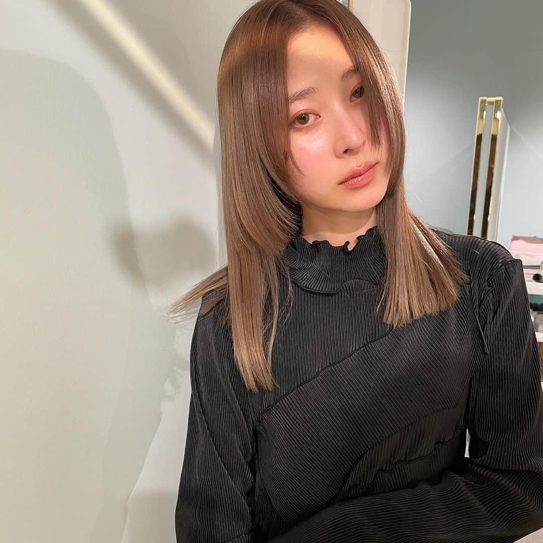 河原洋美さんのインスタグラム写真 - (河原洋美Instagram)「トリートメントでつるつる🥺✨💕 #linkybyshima #hiromi_hair #プレミアムケアカラー #ケアブリーチ」1月21日 20時57分 - cyorobinthkey