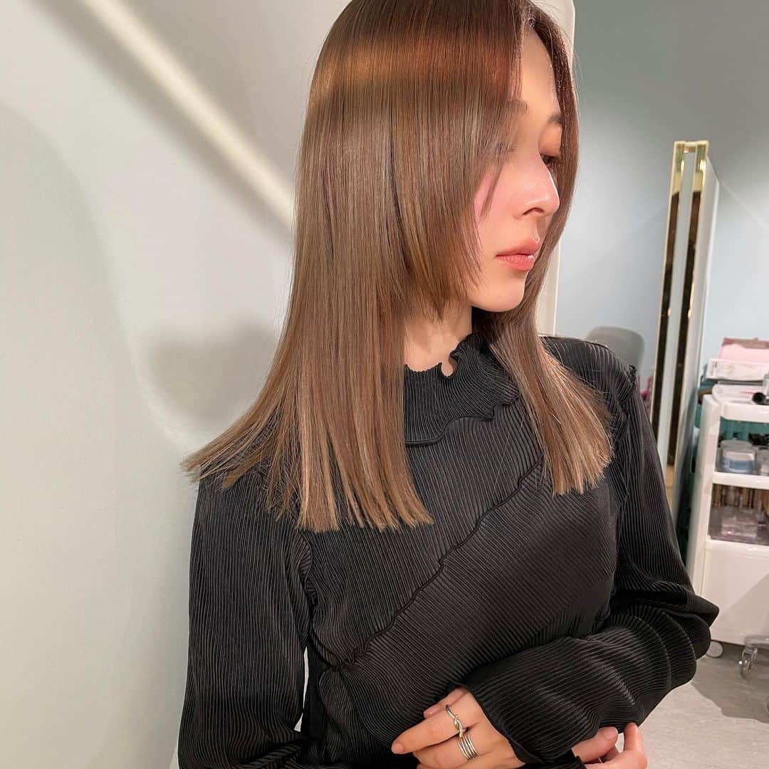 河原洋美さんのインスタグラム写真 - (河原洋美Instagram)「トリートメントでつるつる🥺✨💕 #linkybyshima #hiromi_hair #プレミアムケアカラー #ケアブリーチ」1月21日 20時57分 - cyorobinthkey