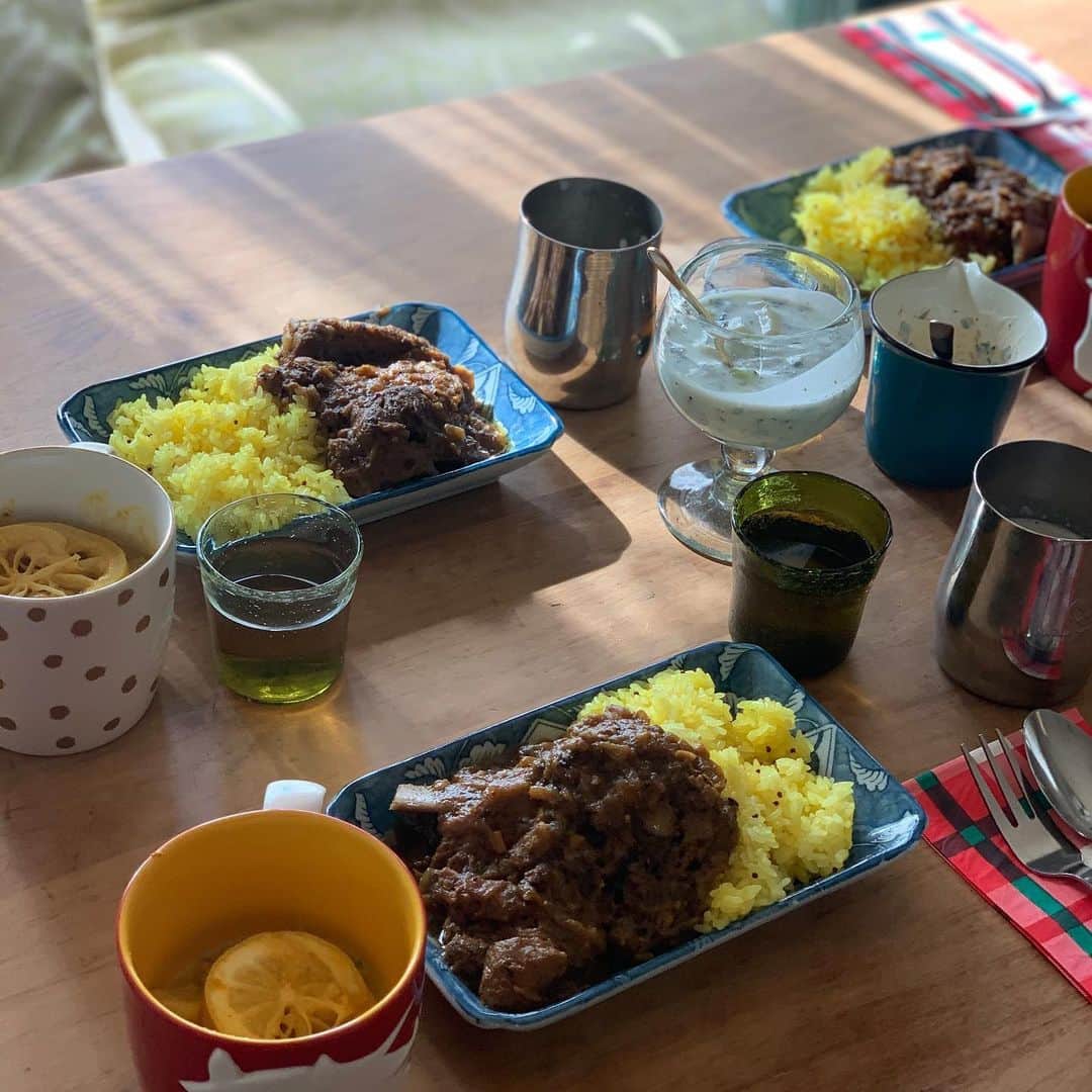 沢瀉美緒さんのインスタグラム写真 - (沢瀉美緒Instagram)「※ Curry day💛 . Turnip and lemon with coconut  milk curry 🍋 . Spareribs and kiwi curry 🍛 😋 Recipe from @yukinaa.m by @11hanoncat ✨ . いつかのカレーディ✨ ゴンドラでおもたせのケーキを買って 元同僚のお宅まで。 . いつもオンライン飲みの中継で見てた カレーでおもてなししてくれました💛 . スペアリブとキウイのカレー めちゃめちゃ美味しかった💛 . レモンとカブのカレーも。 また行きます。笑😋 . . #curry #spicecurry #カレー #スパイスカレー #ヨーグルト #yogurt #ゴンドラ #ミオログ #patisseriegondola  #パティスリーゴンドラ #pâtisseriegondola」1月21日 20時57分 - mio_omodaka