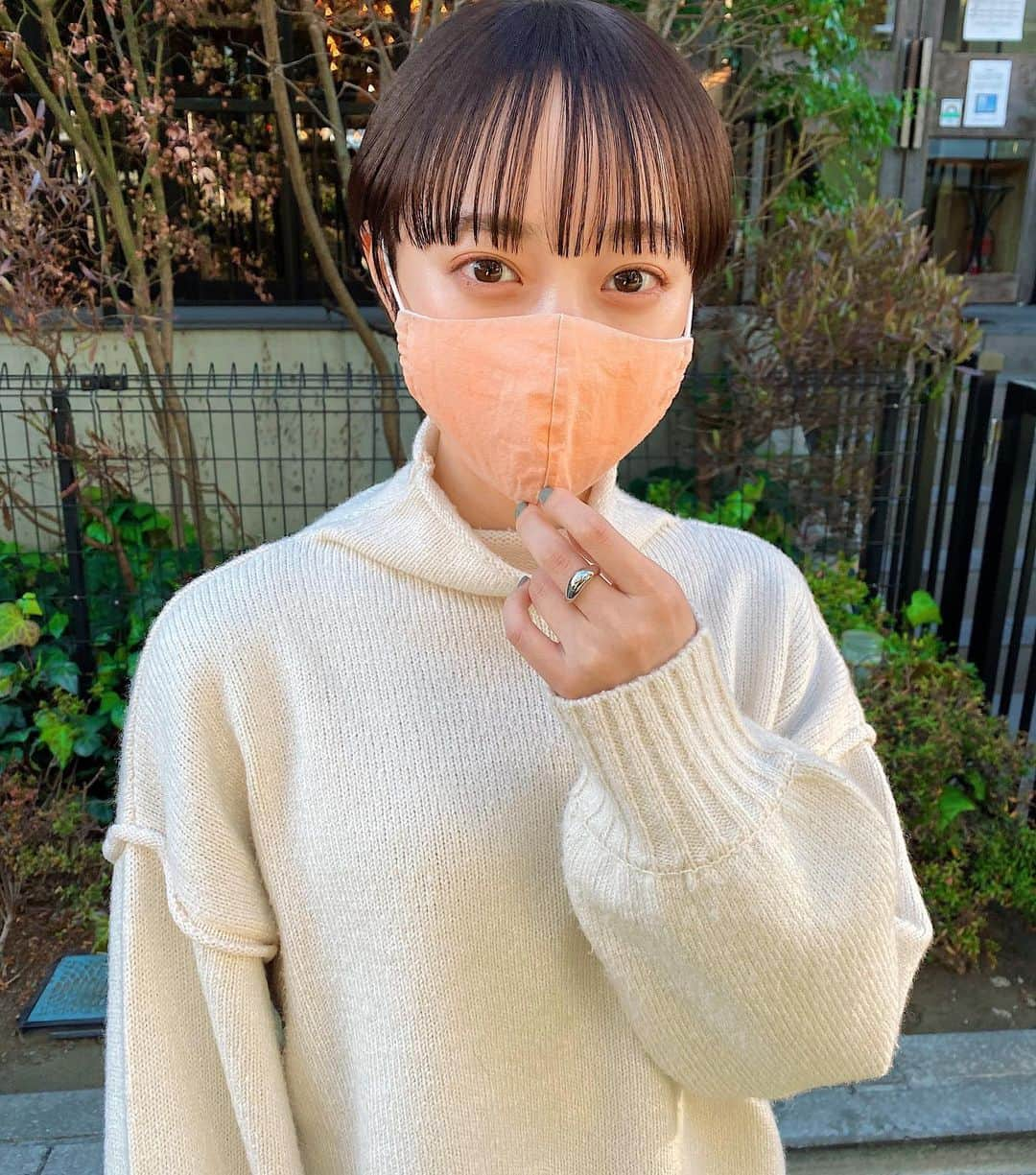 磯俣愛さんのインスタグラム写真 - (磯俣愛Instagram)「みんなは自分の髪色暗いのと明るいのどっちが気分？ 私は最近暗いのがブーム❤︎ 髪色の名前は、『シルキーオークルベージュ』らしいよ！ ほんま、なんでもかんでも詰め込んだらいい思て こんな長い名前にしてはるみたいやけど 全然わからんカラァぁぁ！！！！！！🤣 . . . . . #ショート#マッシュ#マッシュショート#ショートヘア #ぱっつん#前髪#前髪アレンジ#ぱっつん前髪 #シースルーバング#布マスク#マスク#手作りマスク #束感#シルバーアクセサリー#シルバーリング」1月21日 20時58分 - ai_isomata