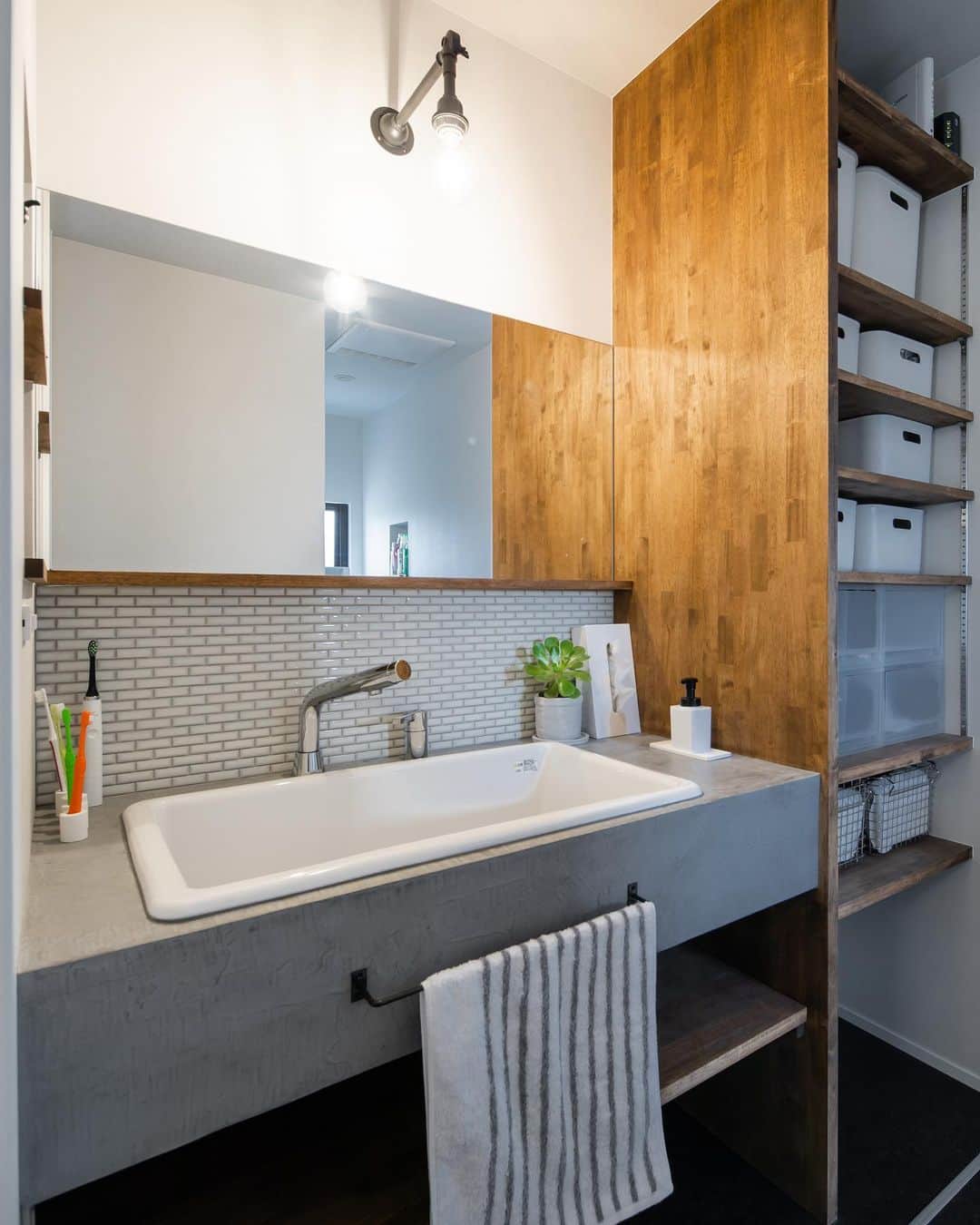 ルポハウス一級建築士事務所さんのインスタグラム写真 - (ルポハウス一級建築士事務所Instagram)「・ ・ ・ 水回りとの相性抜群なモールテックスをカウンターに用いた造作洗面台。 ・ ラフなモルタル、タイルの艶、ジャンクな照明など、個性ある素材の組み合わせが光ります。 ・ ・ ・ 𓐌𓐌𓐌𓐌𓐌𓐌𓐌𓐌𓐌𓐌𓐌𓐌𓐌𓐌𓐌𓐌𓐌𓐌  ルポハウスの施工事例はこちらまで☞ @reposhouse  𓐌𓐌𓐌𓐌𓐌𓐌𓐌𓐌𓐌𓐌𓐌𓐌𓐌𓐌𓐌𓐌𓐌𓐌 #ルポハウス は#ちょっとかっこいい家 を"友人のために" という思いでつくっています。 一生に一度の#マイホーム。 「あなたにしかできない」×「ルポハウスだからできる」で、 私たちだけの#家づくり を思いっきり楽しんでみませんか？！ ・ ・ ・ #住宅 #注文住宅 #新築一戸建て #デザイナーズ住宅  #一級建築士事務所 #設計事務所  #滋賀県大津市 #滋賀県草津市 #滋賀県栗東市  #滋賀県近江八幡市 #洗面インテリア #造作洗面台 #モールテックス #sk106 #名古屋モザイクタイル #フロアタイル #is733」1月21日 20時59分 - reposhouse