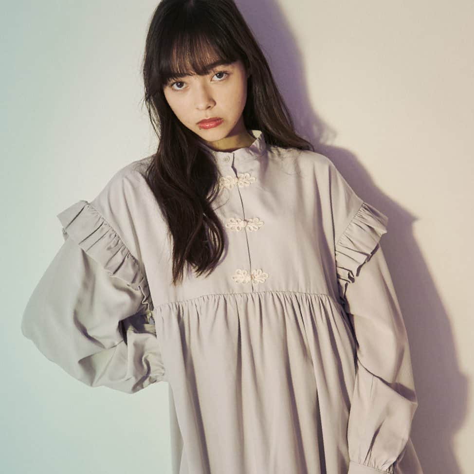 のインスタグラム：「【 Pre Order ! 】 ㅤㅤㅤㅤㅤㅤㅤㅤㅤㅤㅤㅤㅤ official web store RUNWAY channel＆ ZOZOTOWN にて、pre order 開催中 ❤︎ ㅤㅤㅤㅤㅤㅤㅤㅤㅤㅤㅤㅤㅤ topのURLから ⇨ @merryjenny_instagram  ぜひcheckして下さいね！ ㅤㅤㅤㅤㅤㅤㅤㅤㅤㅤㅤㅤㅤ ◯ スタンドカラーチャイナワンピース color : ivory / gray / black ¥10,450 (tax in) ㅤㅤㅤㅤㅤㅤㅤㅤㅤㅤㅤㅤㅤ 定番のチャイナボタンワンピース。 ㅤㅤㅤㅤㅤㅤㅤㅤㅤㅤㅤㅤㅤ 今期は春らしいミニ丈のデザインになっているので タイツやソックス合わせはもちろん パンツとのレイヤードもおすすめです。 ㅤㅤㅤㅤㅤㅤㅤㅤㅤㅤㅤㅤㅤ すとんと落ち感のあるシルエットで おうち時間にもぴったりです。 ㅤㅤㅤㅤㅤㅤㅤㅤㅤㅤㅤㅤㅤ ㅤㅤㅤㅤㅤㅤㅤㅤㅤㅤㅤㅤㅤ #merryjenny #メリージェニー #2020aw #winter #surrealisme」