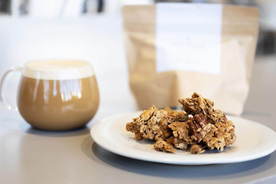Blue Bottle Coffee Japanさんのインスタグラム写真 - (Blue Bottle Coffee JapanInstagram)「⁠⠀ オンラインで手作りのお菓子作りを見学してみませんか？⁠⠀ ⁠⠀ 昨日、YouTube チャンネル「マートのちゃぶ台 by Cookpad Mart」にて、ブルーボトルコーヒー 北砂ファクトリーの焙煎機やお家で美味しくコーヒーを淹れる方法をご紹介いただきました。⁠⠀ ⁠⠀ 今回は、北砂ファクトリーのキッチンでひとつひとつ丁寧に手作りしている、ブルーボトルコーヒーで人気の「グラノーラ」の作り方と、コーヒーとペイストリーのペアリングについてご紹介いただいています。⁠⠀ ⁠⠀ どうぞお楽しみください。⁠⠀ ⁠⠀ ＊動画は、本日1/21(木) 投稿のストーリーズからご覧いただます。⁠⠀ ⁠⠀ ⁠⠀ #ブルーボトルコーヒー⁠⠀ #BlueBottleCoffee #BlueBottleAtHome」1月21日 21時00分 - bluebottlejapan