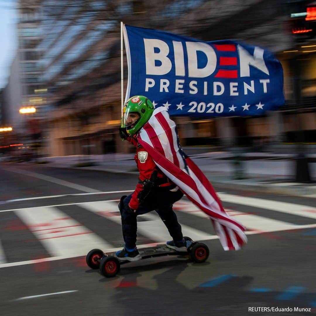 ABC Newsさんのインスタグラム写真 - (ABC NewsInstagram)「A supporter of President Joe Biden rides his skateboard near the White House in Washington D.C.  #biden #skateboard」1月21日 21時00分 - abcnews