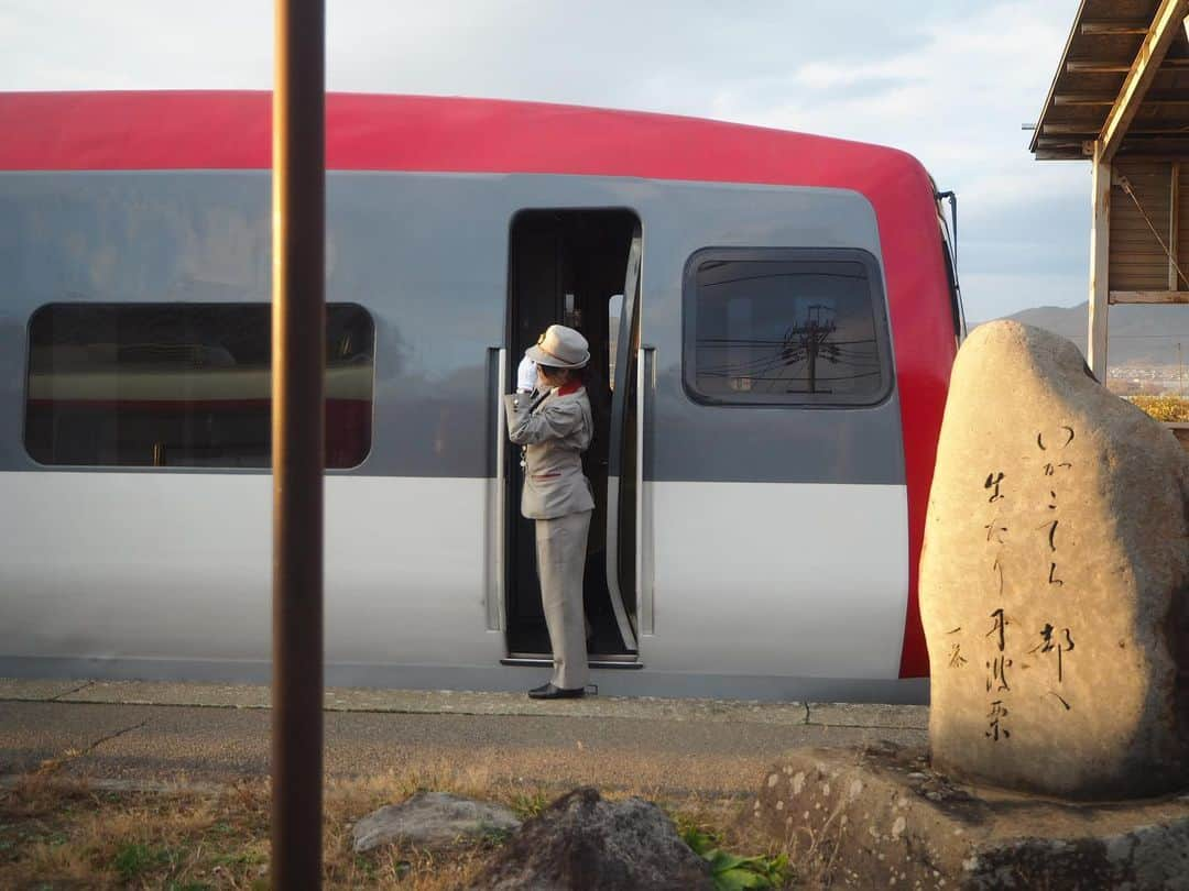 伊藤桃さんのインスタグラム写真 - (伊藤桃Instagram)「【#長野電鉄 #湯田中駅 】 ワインバレー列車のレポ ⏩ http://www.kita-colle.com/m/content/27608/ のオフショット❤ * 本文にものせた #小布施駅 ながでん電車の広場 2枚目: りんご電車の2000系♡ 3.4枚目: #スノーモンキー ！元JR東日本の#253系 ⭐️ のることはできませんでしたがすれちがえました！ * 5枚目: こちらは本物の"スノーモンキー"笑。 湯田中駅ちかくの地獄谷猿公苑にはお猿さんがいっぱいいるそう🐒❤ 6枚目: 温泉街でもある#湯田中温泉 ····· このレトロな温泉街の雰囲気がよい！ 7枚目: 駅もレトロな湯田中駅。 現駅舎は1955年の戦後生まれ、右の旧駅舎はもっとふるくからで、国の有形登録文化財だそう。 8枚目: 本文に書きましたが駅併設する形で温泉が。 旧駅舎の真ん前には足湯がありました♨️ " 9枚目: 駅窓口にいたお猿さん。かわいい！ 10枚目: こちらの列車にのって、いざワインバレー列車へ🍷❤ * ここから先のことは、ぜひ無料でみられる記事をみてね♡ 長野電鉄プチレポはここまで。 また次の旅へつづく·····💓  #駅巡り」1月21日 21時00分 - itomomo_tetsu