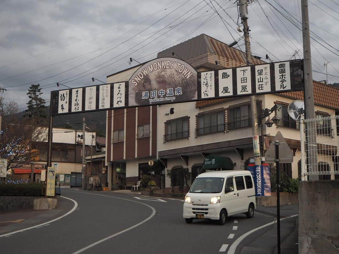 伊藤桃さんのインスタグラム写真 - (伊藤桃Instagram)「【#長野電鉄 #湯田中駅 】 ワインバレー列車のレポ ⏩ http://www.kita-colle.com/m/content/27608/ のオフショット❤ * 本文にものせた #小布施駅 ながでん電車の広場 2枚目: りんご電車の2000系♡ 3.4枚目: #スノーモンキー ！元JR東日本の#253系 ⭐️ のることはできませんでしたがすれちがえました！ * 5枚目: こちらは本物の"スノーモンキー"笑。 湯田中駅ちかくの地獄谷猿公苑にはお猿さんがいっぱいいるそう🐒❤ 6枚目: 温泉街でもある#湯田中温泉 ····· このレトロな温泉街の雰囲気がよい！ 7枚目: 駅もレトロな湯田中駅。 現駅舎は1955年の戦後生まれ、右の旧駅舎はもっとふるくからで、国の有形登録文化財だそう。 8枚目: 本文に書きましたが駅併設する形で温泉が。 旧駅舎の真ん前には足湯がありました♨️ " 9枚目: 駅窓口にいたお猿さん。かわいい！ 10枚目: こちらの列車にのって、いざワインバレー列車へ🍷❤ * ここから先のことは、ぜひ無料でみられる記事をみてね♡ 長野電鉄プチレポはここまで。 また次の旅へつづく·····💓  #駅巡り」1月21日 21時00分 - itomomo_tetsu