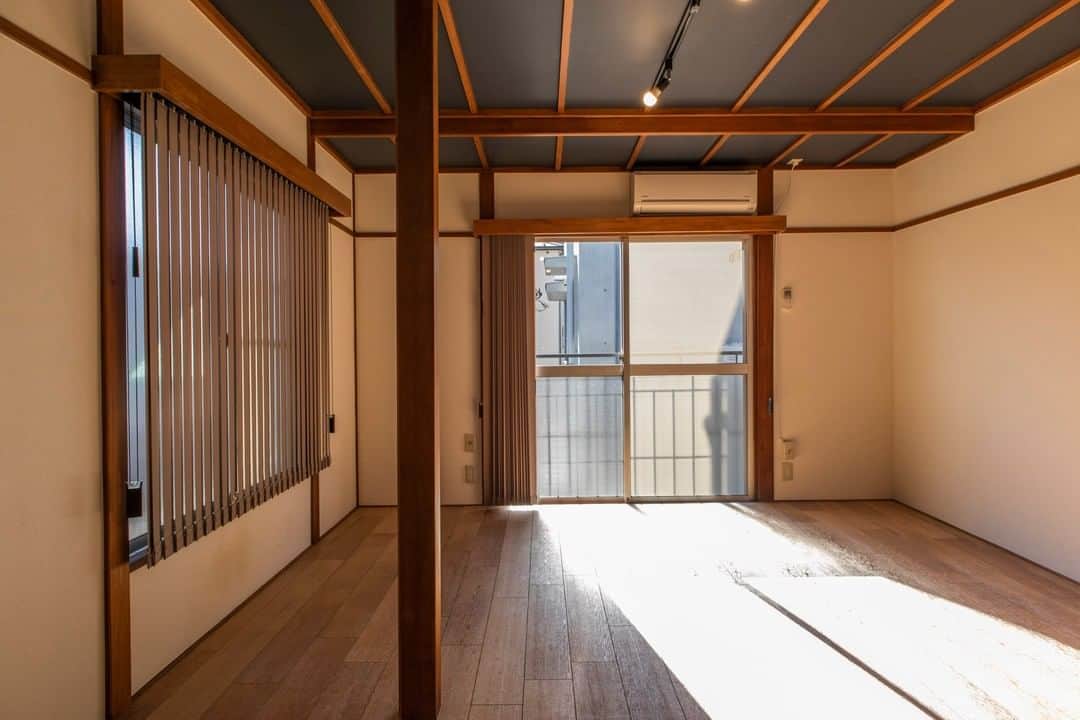 せたがやクラソンのインスタグラム：「『和風レトロで落ち着きの暮らし。 203』﻿ ﻿ ・東急田園都市線用賀駅 徒歩3分 ・8.2万円・27㎡・1R ___________________________________________________________________﻿  田園都市線、用賀駅から徒歩3分。 和な雰囲気、レトロな雰囲気が漂う物件です。 外観からして、和な感じだなあ…。  お部屋は2階の一番奥、角部屋です。 室内綺麗！無垢フローリングと和がとっても合ってる！  玄関は広く取られていて、土間になっています。 洗濯機もこの部分に置く感じです。 照明も旅館っぽくて素敵やん。  お風呂も入れ替えたばかりのようで、ピカピカ。 窓があるのも嬉しい！  お部屋には備え付けのバーチカルブラインドが。 紐を引っ張るだけで開け閉めしやすいし、なんせおしゃれ。  開けてみました。南向きで陽当たりがものすごい。 だからこんなに湿気の感じない、カラッとした部屋なんだ！  そんなことを思いながら窓の外を見てみると…！ おっと！裏はお墓なんですね…！！ 物件に着いた時も、部屋に入ってからも、窓を開けるまで気づきませんでした。  うーん…。気になるか、気にならないかはそれぞれですよね。 内装だけみて、いい部屋だな〜と感じていただけた方は、 実際にお部屋を内見されてみてはいかがでしょうか…。 （とある情報では、「眠ってなんかいません。」と言ってましたしね…！）  合う方にはきっとぴったりな和風のお部屋。 自分の直感を大事にしてみてください。  ▼この物件の詳細、﻿ そのほかのお部屋はプロフィールのリンクから﻿ @setagayakurasson﻿ ___________________________________________________________________﻿ ﻿ 「オンラインでお部屋探し」スタートしました！ ご相談お待ちしております。 ﻿ ﻿https://setagayakurasson.com/online _____________________________________________________________________﻿ ﻿ #せたがやクラソン #せたがやンソン #賃貸 #お部屋探し #オンラインお部屋探し #引っ越し #内見 #部屋 #ワンルーム #ひとり暮らし #ふたり暮らし #好きな街 #暮らしを楽しむ #キッチン #家具 #世田谷 #賃貸インテリア #リノベーション #コンシェルジュ #世田谷のお部屋探し  #田園都市線 #用賀 #和風 #暮らしを楽しむ #旅館 #バーチカルブラインド  #レトロ部屋 #無垢フローリング #陽当たり良好 #土間玄関」