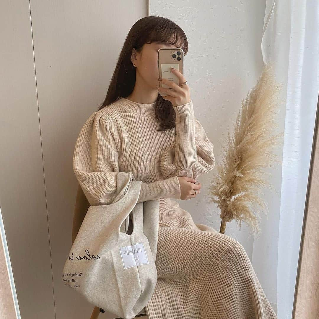 RiLiさんのインスタグラム写真 - (RiLiInstagram)「ちょっぴりセクシー💞【ニットタイトワンピ】🧶👗⁣ ......⁣ デート何を着ていこう‥‥🤔💭そんな子には【ニットタイトワンピ】がおすすめだよっ🎀冬❄️のド定番のニット🧶とタイトワンピースが組み合わさった、本当にかわいいアイテムなの✌︎✌︎⁣ 体にフィットするから、ニットだけど着膨れしない神アイテム✊🏻✊🏻ちょっぴりセクシーで色気のある大人っぽコーデに挑戦したい子にオススメだよ❣️❣️⁣ 今年トレンドのロングブーツに合わせるのもいいかも〜👢気になった子はぜひチェックしてね🏃‍♀️💨⁣ ❣❣❣❣❣⁣ サイトやSNSで掲載させていただくお写真募集中😘📸⁣ かわいいコーデやアイテム、注目スポットなどが撮れたら、ハッシュタグ→#rili_tokyo  を付けて投稿❗⁣ ．⁣ Special Thanks💋 Photo by⁣ @har_326⁣ @megu.03_03⁣ @kyanmi58⁣ @riri.mun⁣ @akeeey95⁣ @har_326⁣ @snidel_yuuri⁣ @981120_⁣ @___uuna⁣ @snidel_rino⁣ ⁣ .⁣ #ニットタイトワンピ #ニットワンピ #タイトワンピ #ファッション #デートコーデ #大人っぽコーデ #トレンド #rili_tokyo #おしゃれさんと繋がりたい #お洒落さんと繋がりたい #ファッション #패션스타그램 #ootd #outfit」1月21日 21時01分 - rili.tokyo