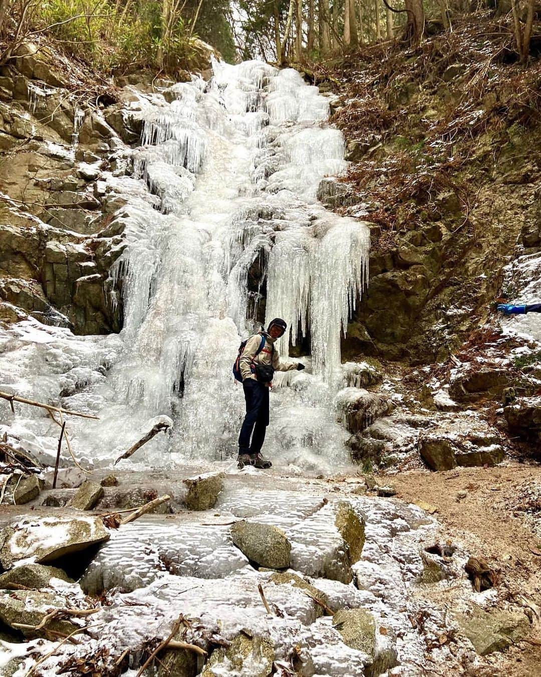 CAMP_HACKさんのインスタグラム写真 - (CAMP_HACKInstagram)「外気温が氷点下になる真冬に見られる絶景のひとつが「氷瀑（ひょうばく）」。滝全体が真っ白に凍結した様は圧巻ですね！ . . from CAMP HACK . CAMP HACKであなたのキャンプライフを取材します！ 『#camphack取材』を付けて投稿！ . Photo by @mona.kote さん . #camp #camping #camphack #outdoorlife #outdoor #trip #travel #japan #followme #weekend #travelling #outdoorgirl #family #familytrip #キャンプ #アウトドア #キャンプ道具 #キャンプ初心者 #家族 #外遊び #自然 #キャンプ場 #お出かけ」1月21日 21時01分 - camp_hack