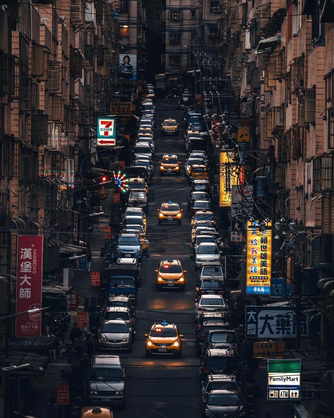R̸K̸のインスタグラム：「The street straight down the abrupt descent of the hill, the taxi line up one after another. It's a familiar sight of this cozy small city. #hellofrom Keelung Taiwan ・ ・ ・ ・  #earthpix #thegreatplanet #discoverearth #fantastic_earth #awesome_earthpix #lifeofadventure #livingonearth #theweekoninstagram  #theglobewanderer #visualambassadors #welivetoexplore #awesome_photographers #IamATraveler #wonderful_places #TLPics #depthobsessed #designboom #voyaged #sonyalpha #bealpha #aroundtheworldpix  #artofvisuals #streets_vision #cnntravel #complexphotos #d_signers #onlyforluxury  #bbctravel #lovetheworld @sonyalpha  @lightroom @9gag @500px @paradise @mega_mansions @natgeotravel @awesome.earth」