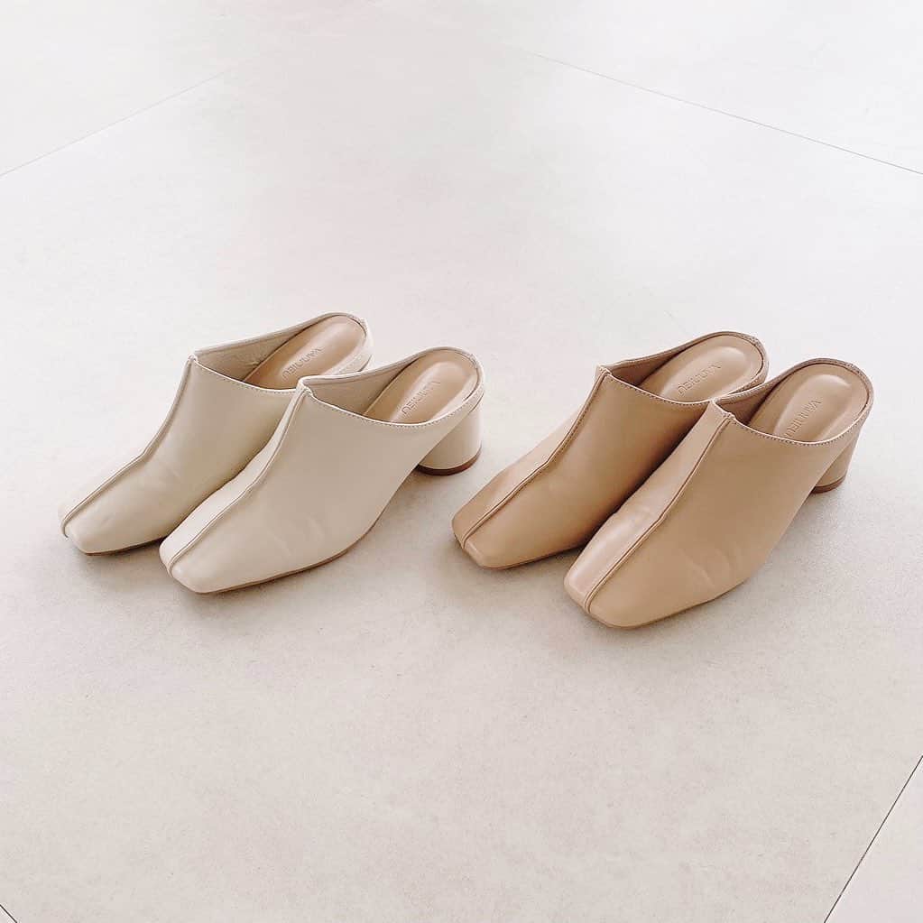 Vannie Officialのインスタグラム：「【パイピングスクエアトゥミュール】￥3,500＋tax  パイピングがイマっぽい…♡ どんなコーデにも相性抜群のトレンドシューズが登場◎  トレンドライクなホワイトと、足馴染みの良いベージュの色展開で足元から春を演出できます♪ クッション性もあり、太めのしっかりとしたヒールで安定感も抜群。 足首を見せたオンナっぽスタイルもおすすめです…♡  #vannie_u#ヴァニーユー #ZOZOでしか買えない⠀⠀  お問い合わせはDMまでご連絡ください☺️」