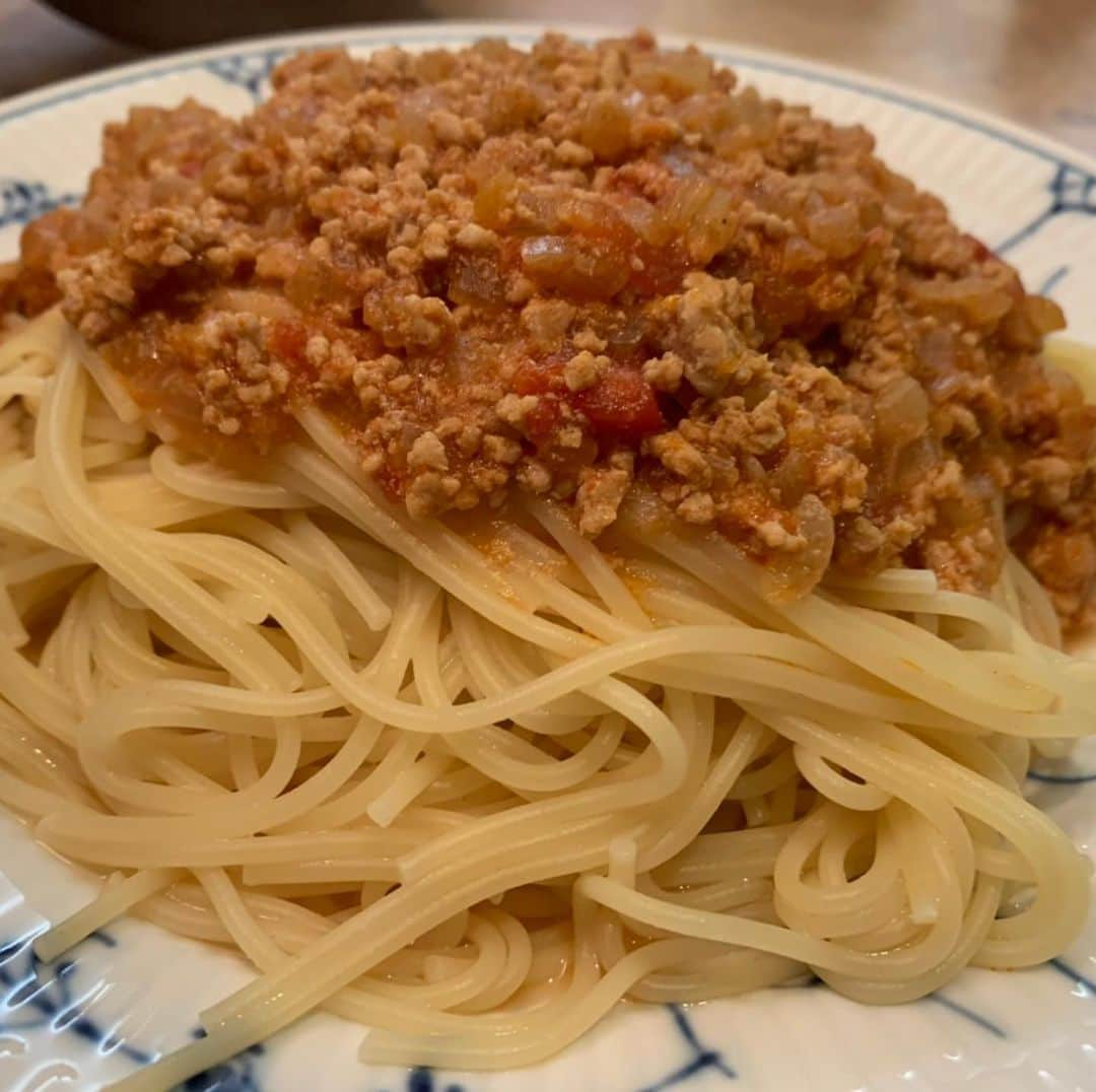 中山秀征さんのインスタグラム写真 - (中山秀征Instagram)「夕食はミートソーススパゲティとタイとサーモンのカルパッチョでした。  この後21:05〜NHKラジオ第一にて「中山秀征のクイズイマジネーター」始まります！ ゲストは 白組：土屋礼央くん 紅組：高城れにちゃん(ももいろクローバーZ) 晩ご飯食べて元気いっぱい頑張ります！ 是非お聴きください👍  #クイズイマジネーター #ラジオ #土屋礼央 くん #RAGFAIR #高城れに ちゃん #ももクロ #中山秀征 #晩ご飯 #ミートソース #パスタ #カルパッチョ #夜ご飯」1月21日 21時02分 - hidechan0731