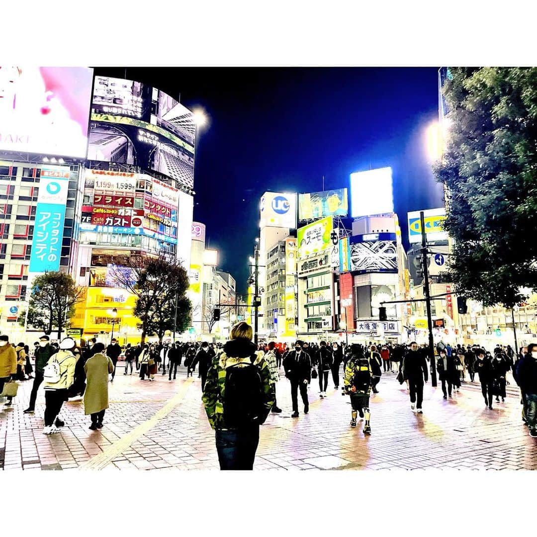 HRK（ハル）さんのインスタグラム写真 - (HRK（ハル）Instagram)「リハーサルで久しぶりに渋谷来たけど 良く見ると飲食店は閉まってる所多かったけどこの時間はまだまだ人多いですね💦  #渋谷 #スクランブル交差点 #PM9時」1月21日 21時02分 - hrkharu