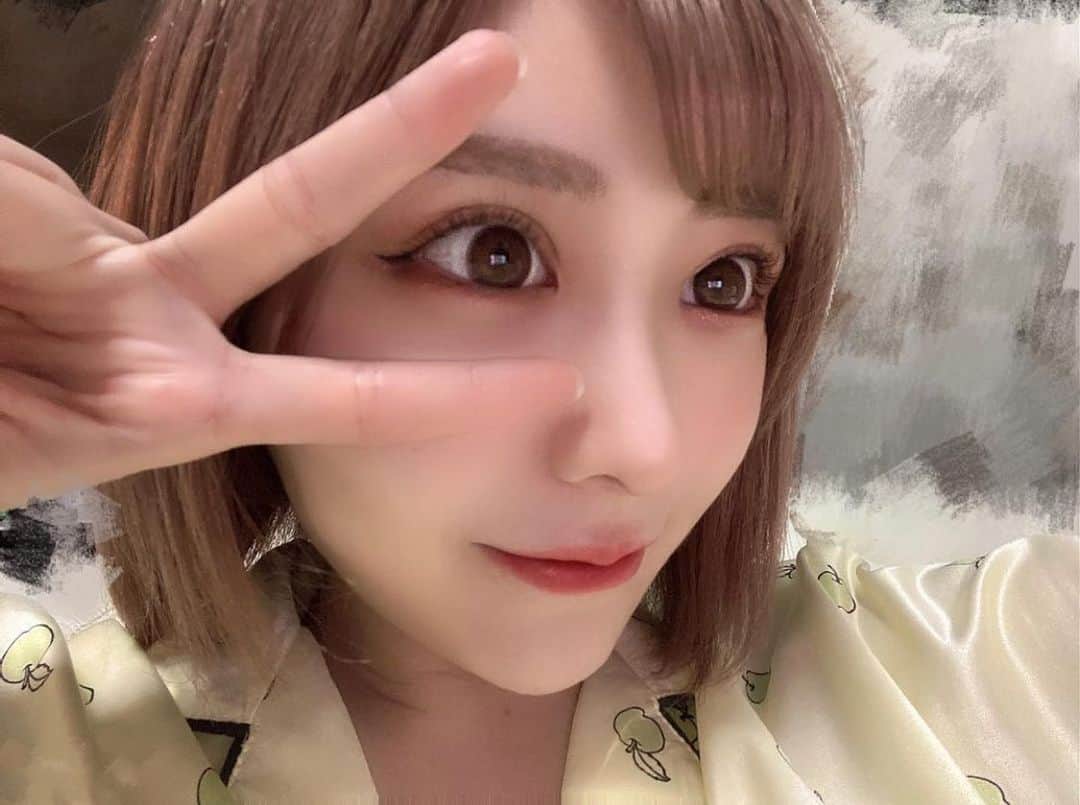 のインスタグラム：「"ありがとう"って感謝の気持ちや﻿ 相手が傷つく嫌な発言じゃなくて﻿ 暖かい発言が当たり前になるといいのにな🥺💗﻿ ﻿ 言い方1つで変わる事ってあると思うから、﻿ 感謝の気持ちや発言ってとっても大切だと思う☺️﻿ ﻿ おやすみなさい🐻‍❄️♡﻿ .﻿ .﻿ ﻿ #パジャマ #ポーズ #ピースしかない #愛知 #名古屋 #名駅 #錦三丁目 #錦 #錦3 #キャバクラ #キャバ嬢 #テラスハウス #ショートカット #ヘアセット  #シャンパン #整形 #歌舞伎町 #北新地 #ミナミ #祇園 #中洲 #すすきの #nagoya #ootd #follow #followｍe」