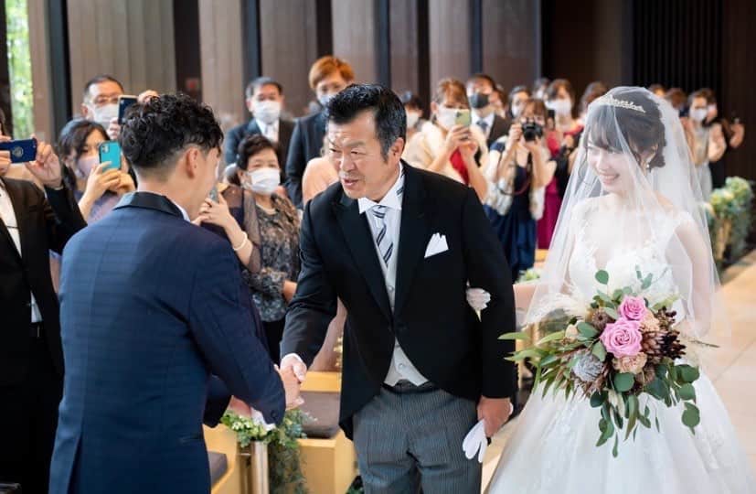 のインスタグラム：「挙式での譲渡の儀  新婦様が 新婦お父様手から新郎様の手へ  お父様は「これから宜しく」 新郎様は「これから大切にします」と固い握手によって約束が交わされる感動的な一面です...  #麗風つくばシーズンズテラス  #茨城 #つくば #研究学園  #卒花嫁 #プレ花嫁 #関東花嫁  #全国のプレ花嫁さんと繋がりたい  #日本中の花嫁さんと繋がりたい  #ウェディングドレス #結婚式 #結婚式準備  #挙式#ナチュラル　 #自然 #感謝  #wedding #weddingdress  #weddingphotography  #weddinghair #photos  #welcome #photography  #original #weddingparty  #instagood #instalike  #instagram  #dearswedding  #smile」