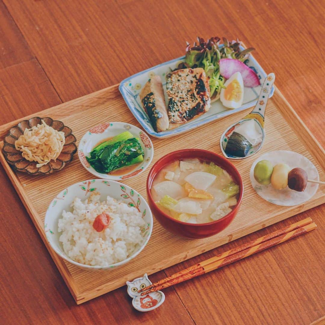 Kaori from Japanese Kitchenさんのインスタグラム写真 - (Kaori from Japanese KitchenInstagram)「サバの塩麹焼定食。安定の四角盆は無印です。 ・ こんばんは。今日の朝昼ごはん。 半分手作り、半分デリバリーのお弁当を盛り付けました。 木曜は午前中がオンライン会議で終わってしまう… そんな時に限って何か作りたくなったり 丁寧に盛り付けしたくなってしまいます笑 若干盛り付けがごちゃごちゃしてしまった。 おやつはお土産でいただいた 松山の坊っちゃん団子🍡 ・ このお盆は定期的にどこのですか？と聞かれますが 無印の「木製角型トレー」という商品です。 多分Instagramを始めてから 100回くらい質問いただきました。笑 3サイズあってどのサイズも使いやすいですし 頑丈なのでガシガシ使ってます。 これは約幅35×奥行26×高さ2ｃｍと 大きくみえるけど実は少し小さめ。 スワイプして4枚目に 無印のサイトから拝借した 比較写真載せましたのでご参考までに◎ ・ 【薬膳の話】 昨日(1/20)は大寒でした。 この頃が一番寒さが厳しい時です… つまり、この期間を過ぎれば 少しずつ春に近づいていきますよ、ということ。 料理ライブでもお話しましたが この時期におすすめなのは 黒いもの、身体をあたためるもの。 具体的には、羊肉、えび、くるみ、鮭、黒砂糖、にら、らっきょう、山いも、牡蠣、黒豆、黒胡麻、黒米など。 羊肉はともかくとして 割と気軽に買える食材が多いと思うので ぜひ普段の食事に取り入れてみてください◎ 選ぶ食材を見直すだけで 身体が少しずつ変わってきますよ。 ・ ・ 【おしながき】 白ごまごはんと梅干し かぶ、にんじん、油揚げ、アミエビのお味噌汁 サバの塩麹焼き サラダと茹で卵 お漬物 茹でほうれん草　ゴマドレ 切り干し大根の煮物 坊っちゃん団子 ・ ・ ・ 2021.01.21 Thu Hi from Tokyo! Here’s Japanese brunch:pickled plum, grilled mackerel, boiled spinach, pickled radish, and dango(Japanese dumpling) ・ ・ ・ #Japanesefood #breakfast #朝ごはん #おうちごはん #早餐 #薬膳 #うつわ #自炊 #家庭料理 #松浦ナオコ #小澤基晴 #和食 #一汁三菜」1月21日 21時13分 - coco_kontasu