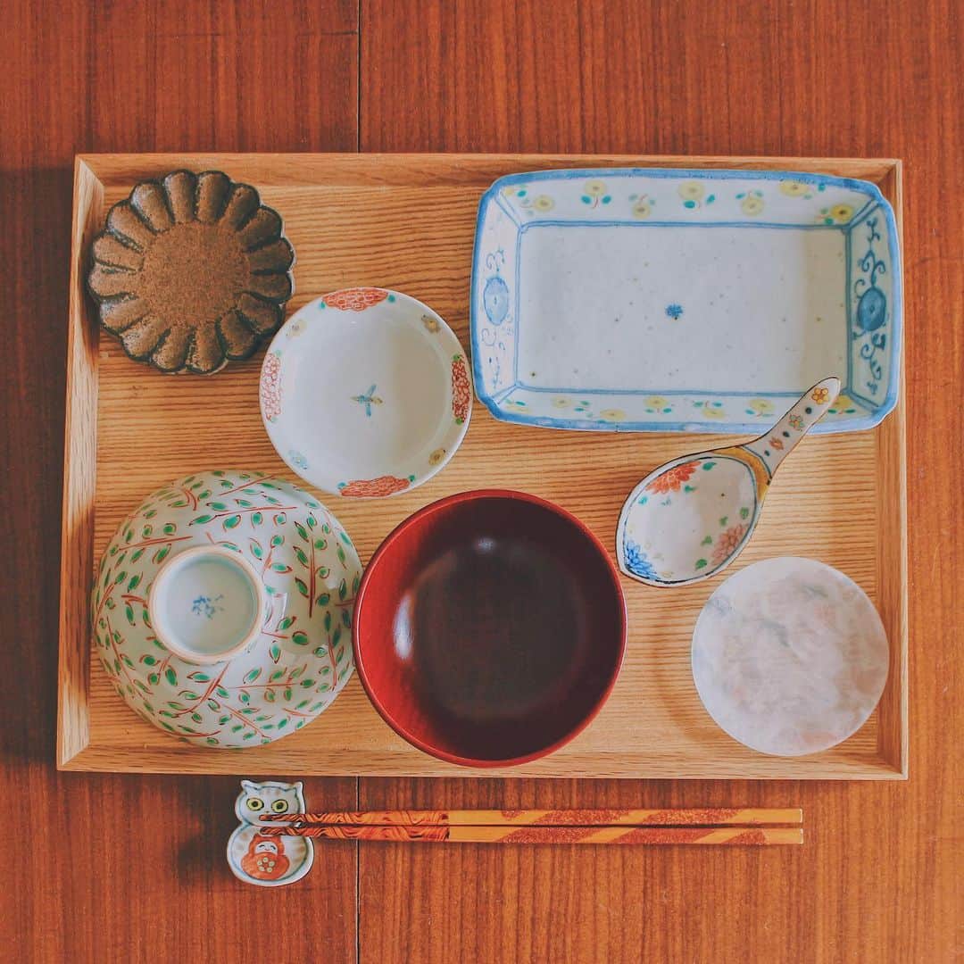 Kaori from Japanese Kitchenさんのインスタグラム写真 - (Kaori from Japanese KitchenInstagram)「サバの塩麹焼定食。安定の四角盆は無印です。 ・ こんばんは。今日の朝昼ごはん。 半分手作り、半分デリバリーのお弁当を盛り付けました。 木曜は午前中がオンライン会議で終わってしまう… そんな時に限って何か作りたくなったり 丁寧に盛り付けしたくなってしまいます笑 若干盛り付けがごちゃごちゃしてしまった。 おやつはお土産でいただいた 松山の坊っちゃん団子🍡 ・ このお盆は定期的にどこのですか？と聞かれますが 無印の「木製角型トレー」という商品です。 多分Instagramを始めてから 100回くらい質問いただきました。笑 3サイズあってどのサイズも使いやすいですし 頑丈なのでガシガシ使ってます。 これは約幅35×奥行26×高さ2ｃｍと 大きくみえるけど実は少し小さめ。 スワイプして4枚目に 無印のサイトから拝借した 比較写真載せましたのでご参考までに◎ ・ 【薬膳の話】 昨日(1/20)は大寒でした。 この頃が一番寒さが厳しい時です… つまり、この期間を過ぎれば 少しずつ春に近づいていきますよ、ということ。 料理ライブでもお話しましたが この時期におすすめなのは 黒いもの、身体をあたためるもの。 具体的には、羊肉、えび、くるみ、鮭、黒砂糖、にら、らっきょう、山いも、牡蠣、黒豆、黒胡麻、黒米など。 羊肉はともかくとして 割と気軽に買える食材が多いと思うので ぜひ普段の食事に取り入れてみてください◎ 選ぶ食材を見直すだけで 身体が少しずつ変わってきますよ。 ・ ・ 【おしながき】 白ごまごはんと梅干し かぶ、にんじん、油揚げ、アミエビのお味噌汁 サバの塩麹焼き サラダと茹で卵 お漬物 茹でほうれん草　ゴマドレ 切り干し大根の煮物 坊っちゃん団子 ・ ・ ・ 2021.01.21 Thu Hi from Tokyo! Here’s Japanese brunch:pickled plum, grilled mackerel, boiled spinach, pickled radish, and dango(Japanese dumpling) ・ ・ ・ #Japanesefood #breakfast #朝ごはん #おうちごはん #早餐 #薬膳 #うつわ #自炊 #家庭料理 #松浦ナオコ #小澤基晴 #和食 #一汁三菜」1月21日 21時13分 - coco_kontasu