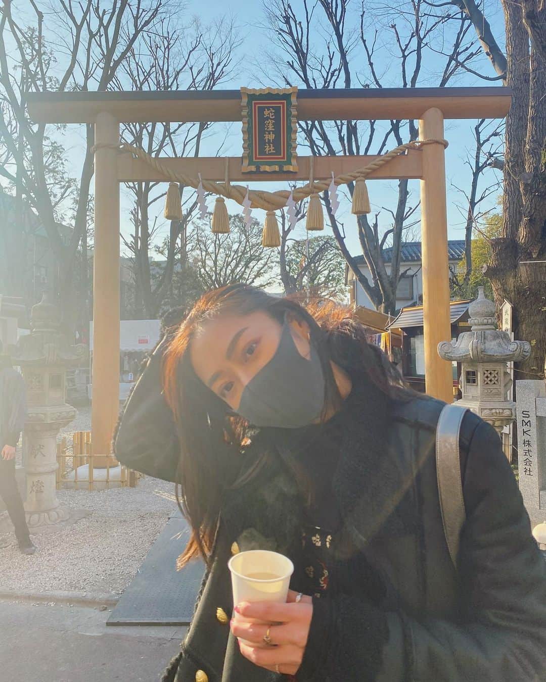 松岡李那のインスタグラム：「弁財天様巡りの日❤️🙏✨ 本日は#己巳の日 🐍🐍🐍  巳の日は十二支の「巳」が振られた日であり、12日ごとにめぐってくる日。 その中で十干（天干）の「己（つちのと）」とあわせて、この巳の日と重なる日を己巳の日（つちのとみのひ）といい、60日に1回しか来ない貴重な日のため、とくに縁起がよく金運が上がる日されています。 という事で弁財天様に会いに行ったら白蛇様に会えた🥰🥰🥰 ありがとうございます🙏✨ #感謝」