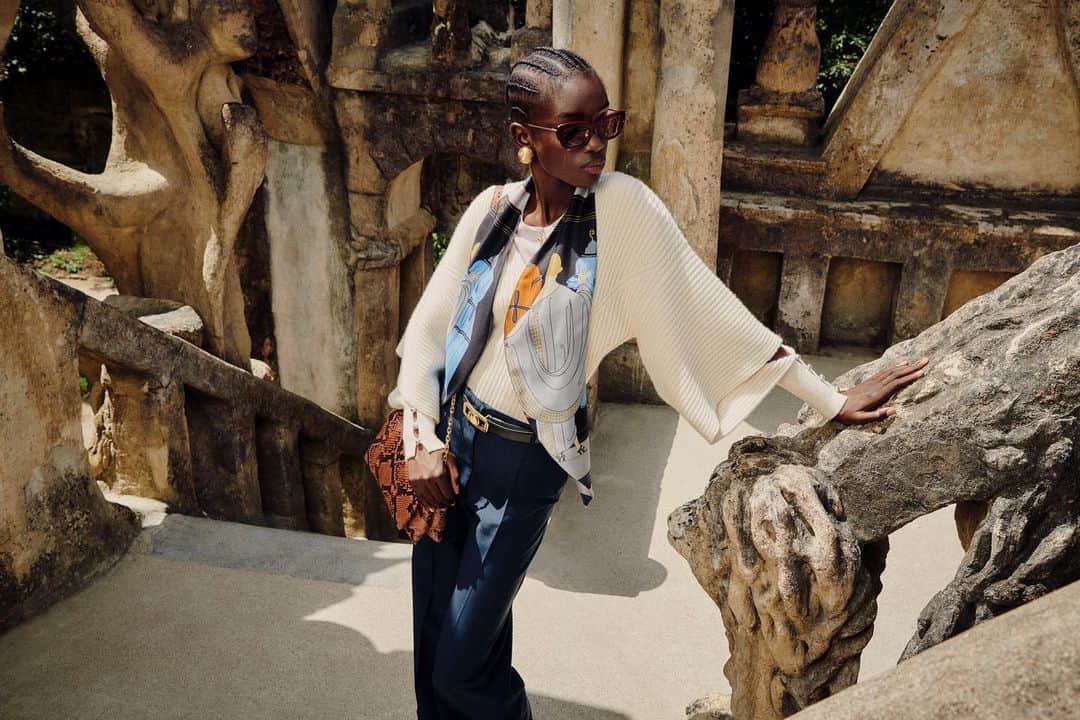 ランバンのインスタグラム：「Off-white knitted top with Erté printed scarf and midnight blue trousers. #LanvinSS21」