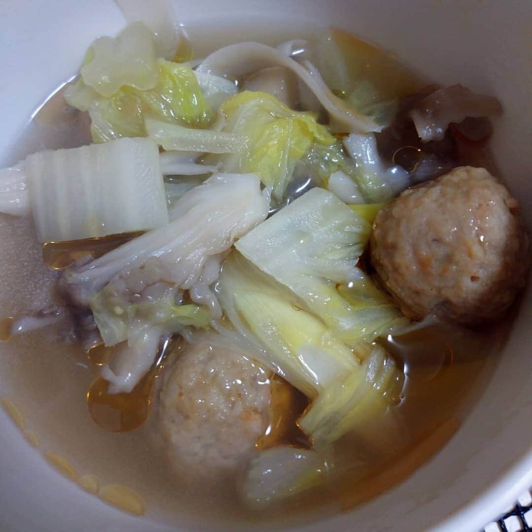 橋本和樹のインスタグラム：「本日のズボラ飯  鶏肉団子塩スープ 牛肉のチーズケチャップ焼き  #ズボラ飯 #自炊飯 #ドケチ飯 #プロレスラーが作る飯 #酒飲みの味 #基本茶色」
