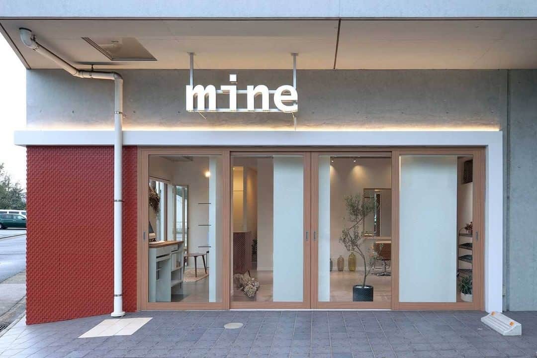 のインスタグラム：「mine（愛知県名古屋市） ＜設計施工＞タカラスペースデザイン株式会社 @tb.net_salondesign  #takarabelmont #タカラベルモント #takaraspacedesign #タカラスペースデザイン #salondesign #takara_salondesign #美容室内装 #サロンデザイン #おしゃれな美容室 #美容室 #スタイリングチェア #美容室の椅子 #サロンインテリア #美容室設計 #mine」
