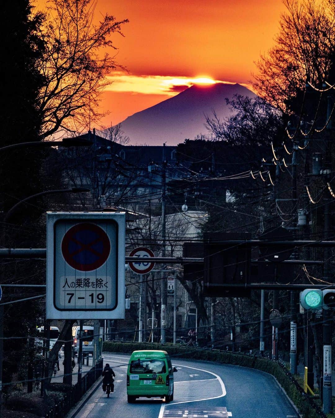 近藤研二さんのインスタグラム写真 - (近藤研二Instagram)「やっぱ明日なんだよなあ真ん中に落ちるのは、、  #富士山 #御殿山橋 #吉祥寺通り」1月21日 21時09分 - kenjikond0