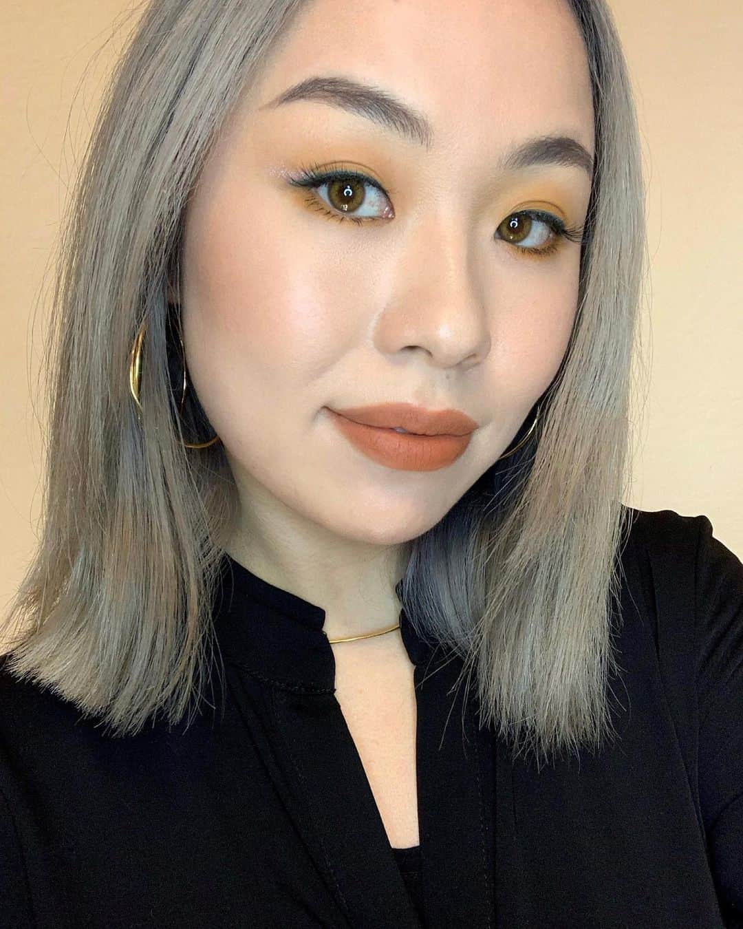 M∙A∙C Cosmetics Japanのインスタグラム：「本日の『パウダー キス アイシャドウを使用した2021年春夏トレンドメイク』の#MACインスタライブ で使用した製品はこちらです👇 With RUMIKO IKEDA HARRIS @rumikoikedaharrismakeup  YUKA KIKKAWA ㅤ ご視聴いただいた皆さま、ありがとうございました✨ 時間のご都合が合わなかった方も、IGTVにてライブを公開しております。ぜひご覧ください📺 #MACパウダーキス #MACPowderKiss ㅤ 【YUKA KIKKAWA使用製品】（画像1、2枚目） ＊EYES ☑︎パウダー キス アイシャドウ / ・ディーズ バッグス アー デザイナー→217ブラシ ・グッド ジーンズ→208ブラシ ☑︎ダズルシャドウ リキッド / ・ダイヤモンド クランブルズ→217ブラシ ☑︎M∙A∙C プレップ プライム 24 アワー エクステンド アイ ベース ＊LIPS ☑︎パウダー キス リキッド リップカラー / インパルシブ ☑︎M･A･C プレップ プライム リップ ＊FACE ☑︎スタジオ フィックス スムース ウェア コンシーラー→252ブラシ ☑︎フィックス+ ラディアンス ㅤ 【RUMIKO IKEDA HARRIS使用製品】（画像3、4枚目） ＊EYES ☑︎パウダー キス アイシャドウ / ・フェルト キュート→217ブラシ （ハイライトとしても使用） ・マイ トゥイーディ→219ブラシ ・パー スウェード ミー→219ブラシ ☑︎M·A·C プレップ プライム フィックス+  ☑︎M∙A∙C プレップ プライム 24 アワー エクステンド アイ ベース ＊LIPS ☑︎パウダー キス リップスティック / ブリックスルー ☑︎M･A･C プレップ プライム リップ ＊FACE ☑︎フィックス+ ラディアンス」