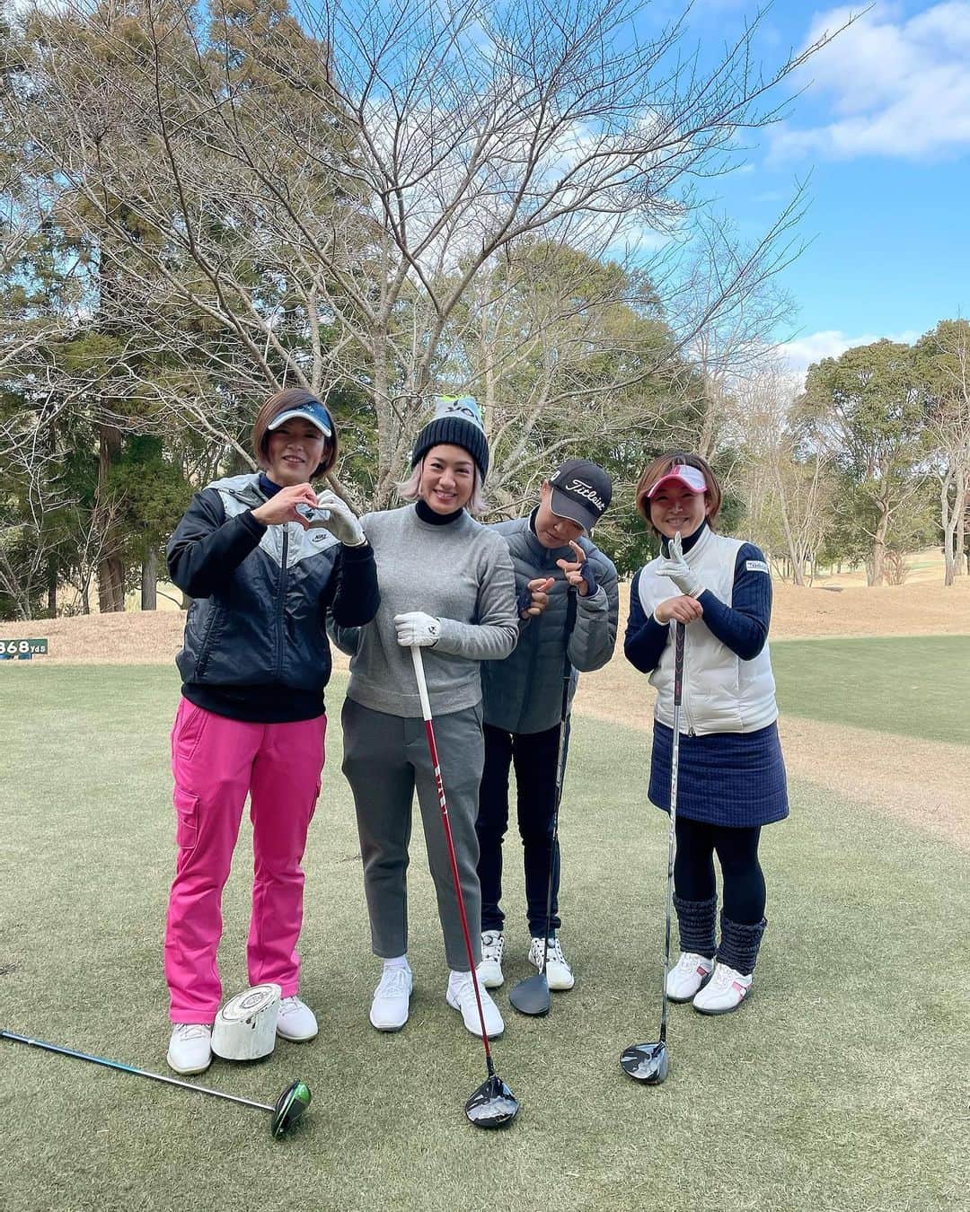 藤島妃呂子のインスタグラム：「今年初めてのラウンドー。  ゴルフ場に近づくにつれて気温がどんどん下がっていくのでどうなるんだろうと思ったら暖かいラウンドになりました〜。  美智子さんと同期の美保子と愛さん！ 愛さんは10年以上ぶりに会えた😆ずっと笑いっぱなしで皺が増える〜  今年はたくさんラウンドしたいな。 また誘って〜😘」