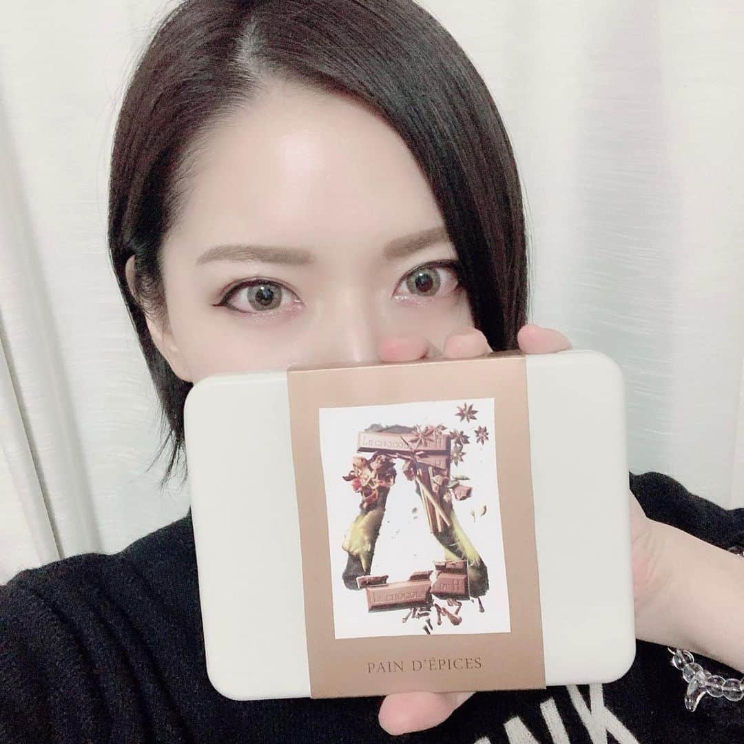 のインスタグラム：「オフィシャルショコラアンバサダーをさせていただいている「ルショコラドゥアッシュ」の2021年バレンタインの新作、 以前の投稿でフリュイショコラのフルーツ感がすごい！という事は書きましたが、 新作タブレット7種類もこれまたすごい。 ・リンゴ 　→ドライリンゴとリンゴチップとアーモンド ・ココナッツパイナップル 　→ドライパインと炒ったココナッツ ・パンデピス 　→ スペキュロスクッキーとパンデピス ・ミント 　→ミントとブラックココアビスケット ・抹茶胡麻 　→ 西尾抹茶に白胡麻と小豆 ・ライチマカダミアナッツ 　→ライチとローストマカダミアナッツと柚子皮 ・マロン 　→マロングラッセと焼いたクレープ生地 上から見ると一見普通のチョコに見えますが、それぞれに工夫が凝らされていてこだわりを感じます。 コンビニなどで買えるお手軽なチョコも美味しいものが増えてきましたが、その○○味の様な風味とは全く違う、その素材がしっかり入った食べ応え。  このタブレット7種類もどれもが美味しいのですが、中でもパンデピスは初めての体験。 パンデピスとは香辛料が使われたフランスのお菓子だそうで、その香りを表現しています。 沢山の香辛料の香りと味がクセになる！ このチョコに含まれる香辛料は シナモン、カルダモン、メース、スターアニス、ジンジャー、クローブ。 この辺りが好きな方は是非食べてみて欲しい一品。 #というわけで #パンデピス #追加購入 #lechocolatdeh  #lcdhアンバサダー #ショコラアンバサダー #ルショコラドゥアッシュ #2021バレンタイン」