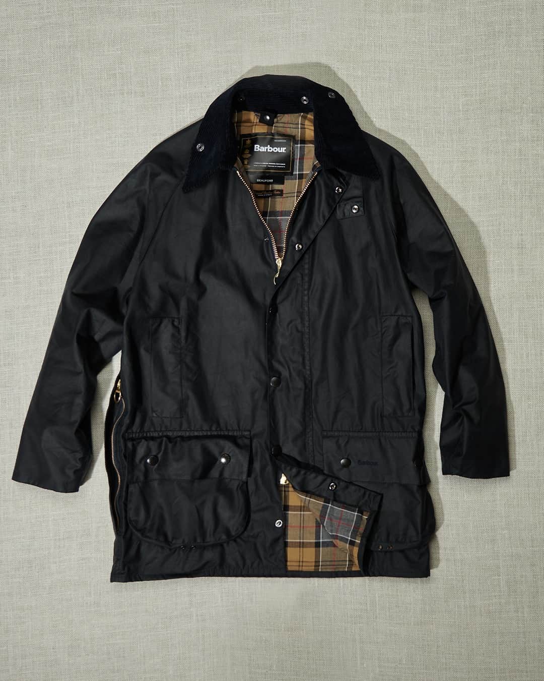 Barbour Japanのインスタグラム：「【MODEL】BEAUFORT／ビューフォート 重すぎず軽すぎずの中間の重さの6オンス生地を採用。街着として普段使いはもちろん、ロングスパンで活躍してくれます。  #BarbourWayOfLife」