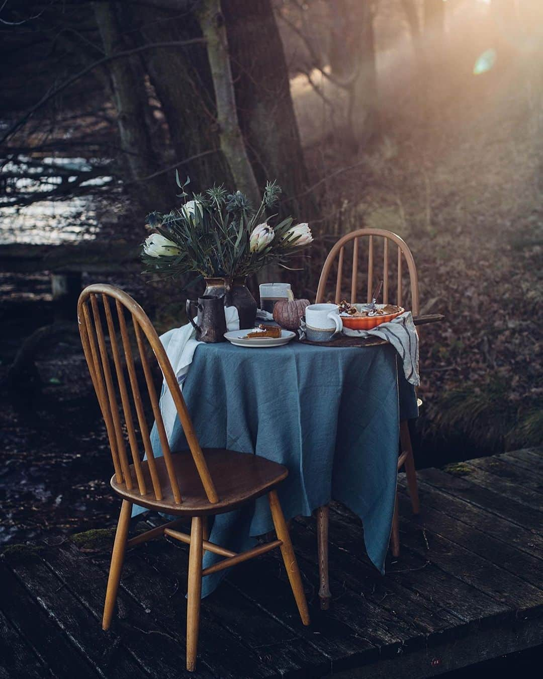 Our Food Storiesさんのインスタグラム写真 - (Our Food StoriesInstagram)「From a favorite winter photoshoot at the lake ✨ See more on the blog, link is in profile. #ourfoodstories_countryside  ____ #gatheringslikethese #gatherings #outdoorphotography #tablesetting #tablesettings #tabledecoration #fellowmag #momentslikethese #winterlight #countrysideliving #countrysidelife #simplejoys」1月21日 21時23分 - _foodstories_