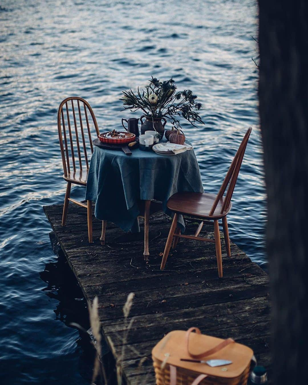 Our Food Storiesのインスタグラム：「From a favorite winter photoshoot at the lake ✨ See more on the blog, link is in profile. #ourfoodstories_countryside  ____ #gatheringslikethese #gatherings #outdoorphotography #tablesetting #tablesettings #tabledecoration #fellowmag #momentslikethese #winterlight #countrysideliving #countrysidelife #simplejoys」