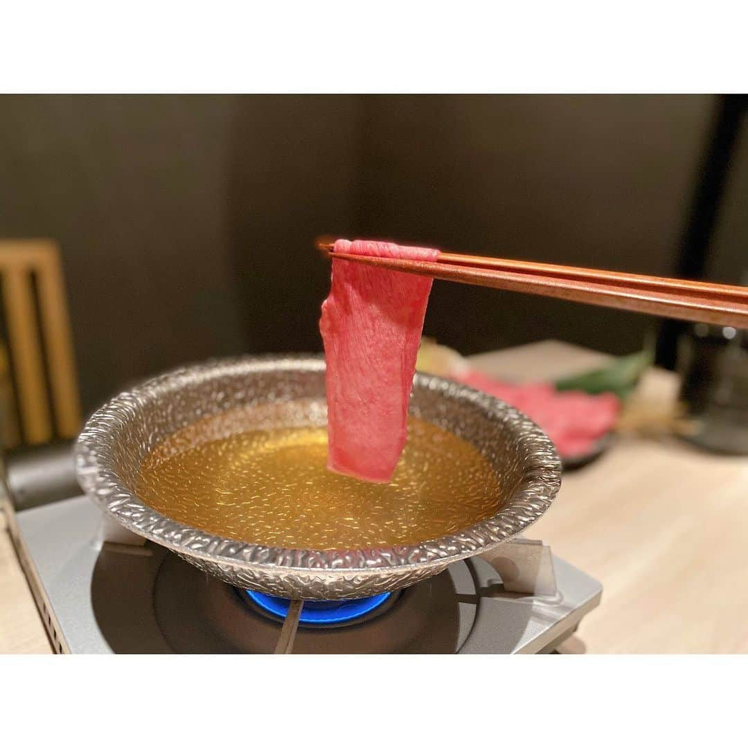 大谷朋子さんのインスタグラム写真 - (大谷朋子Instagram)「♡ * 少し前のランチ🍲 * 赤坂にある熟成牛タンしゃぶの 「はじめ @hajime.jukuseitan 」さんへ♡ * 2週間ゆっくり熟成したこだわりの牛タンを、丁寧に昆布でとったお出汁でいただくしゃぶしゃぶはもう絶品!! * 見た目も美しいお肉は、 タンの食感もあり、柔らかさもあり、 こだわりのつけだれにとっても合って、 永遠に食べていられそうでした🤤 * ランチのセットには新鮮な野菜もたっぷり付いていて食べ応えあり！ (お代わり自由のご飯、お味噌汁も付きます) * 席は個室だから安心だし、 1人でも行けそうな落ち着いた雰囲気でした♪ * 自粛明けたらまた行きたいお店♡ * 「熟成タンしゃぶ　はじめ 赤坂」で検索、 または、ストーリーズにURL貼ったのでぜひチェックしてみてください🍲🥓 * * ウーミーpr #しゃぶしゃぶ #赤坂  #ひとりしゃぶしゃぶ #はじめ赤坂 #個室しゃぶしゃぶ #牛しゃぶ #熟成タンしゃぶはじめ赤坂 #豚しゃぶ #鴨しゃぶ #熟成 #タンしゃぶ #赤坂ランチ」1月21日 21時23分 - tomoko_ohtani