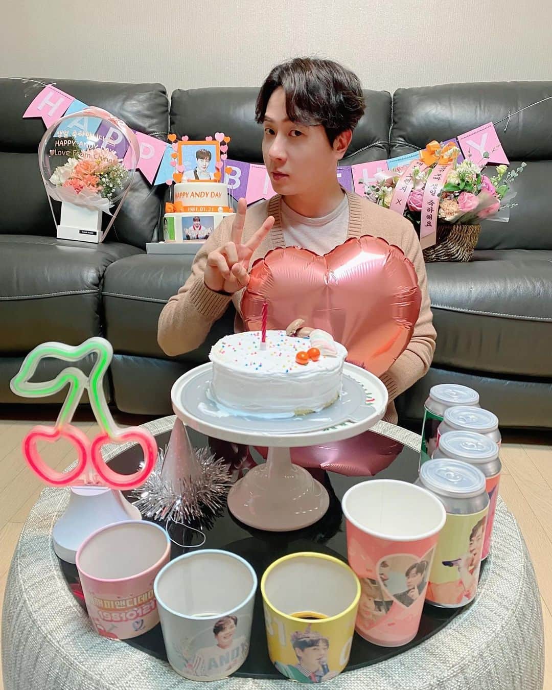 エンディのインスタグラム：「올해도 정말정말 고마워요🧡  🎈🎂⚖️ 앤디의 셀프 랜선 생일 파티에 와주신 모든 분들도 감사합니다🤗🍊🍒  #앤디 #ANDY #신화 #SHINHWA #HAPPYANDYDAY」