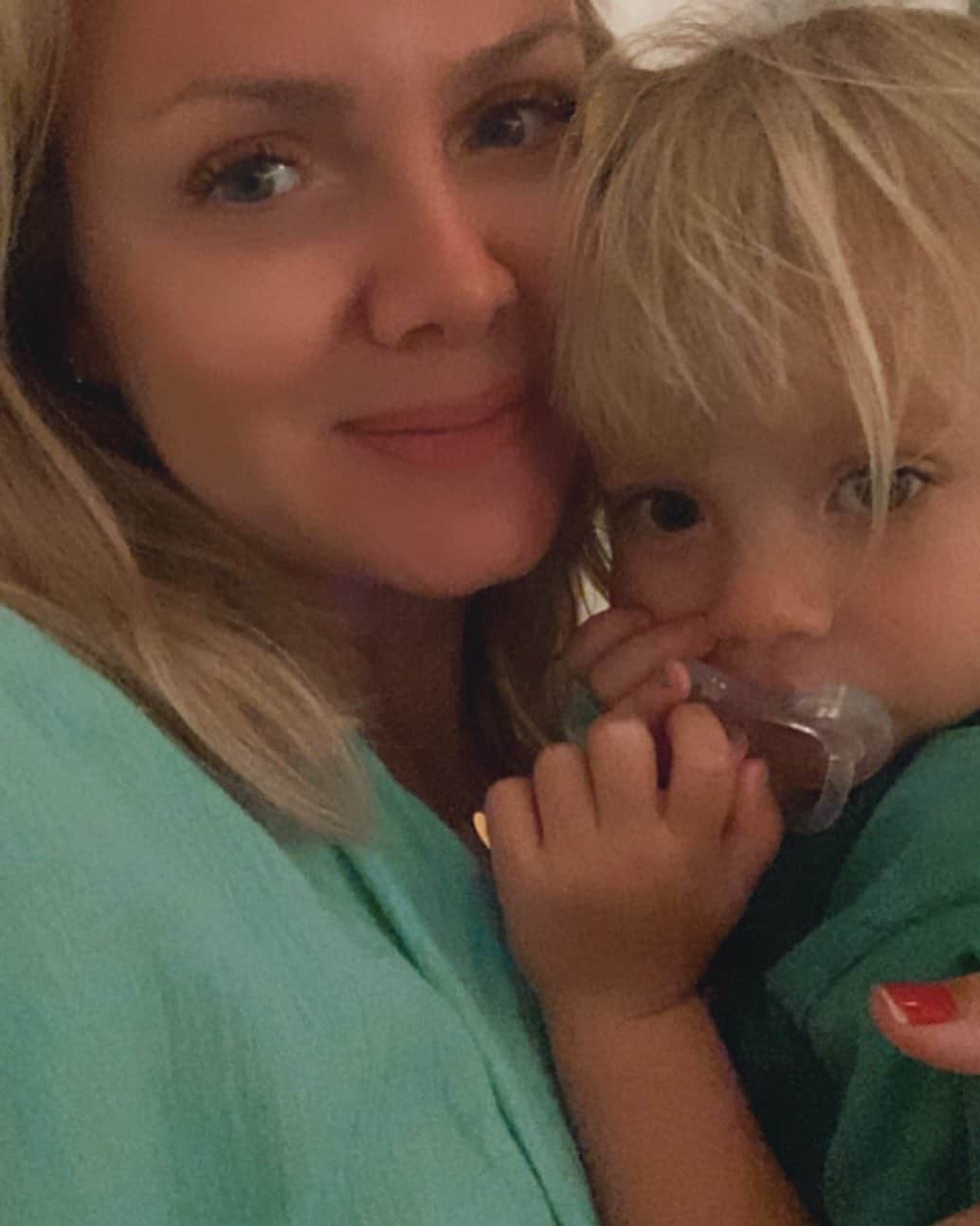 Eliana Michaelichin Bezerraのインスタグラム：「O paraíso mora dentro deste abraço. É tanto amor!!! #maedemenino #maedemenina #maededois #mariapassanafrente #oparaisoéaqui #amor #amordemae」